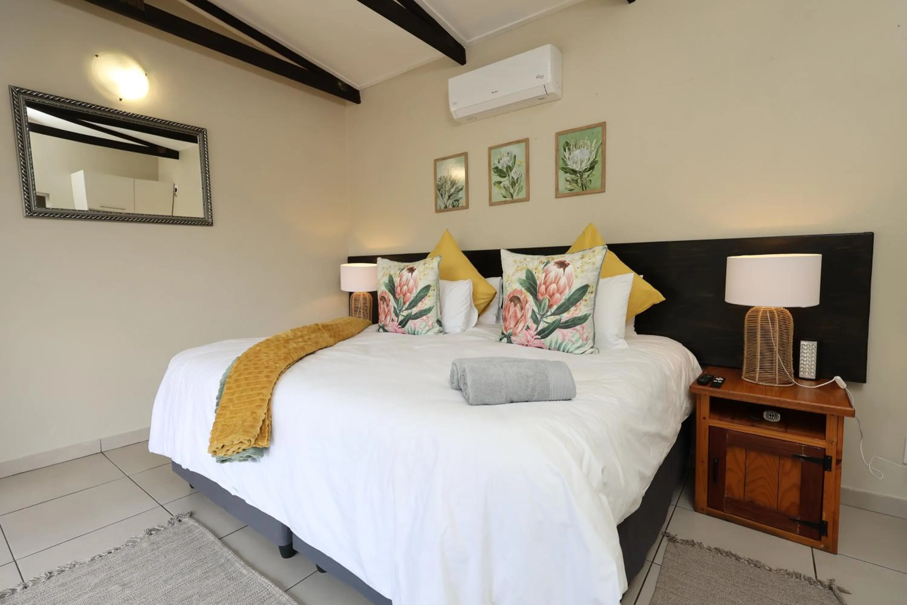 Deluxe Double Room with Shower - single occupancy in Hhusha Hhusha