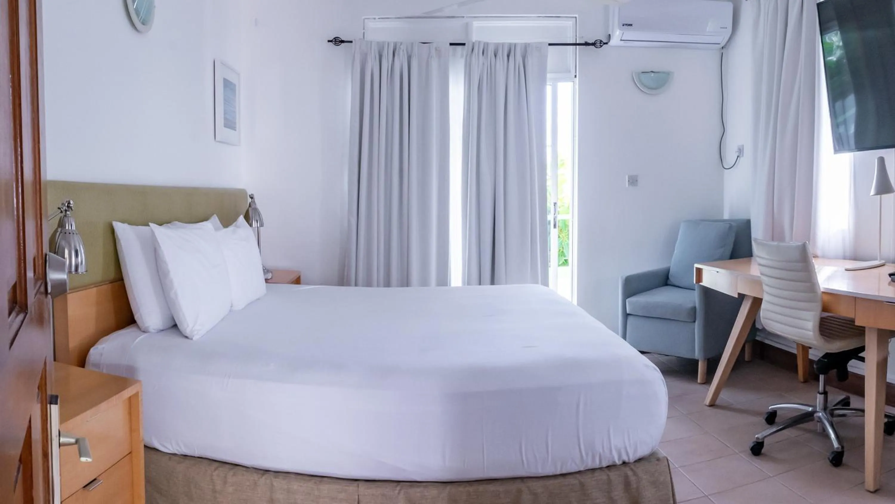 Bed in Ocean's Edge Lodge Restaurant & Bar