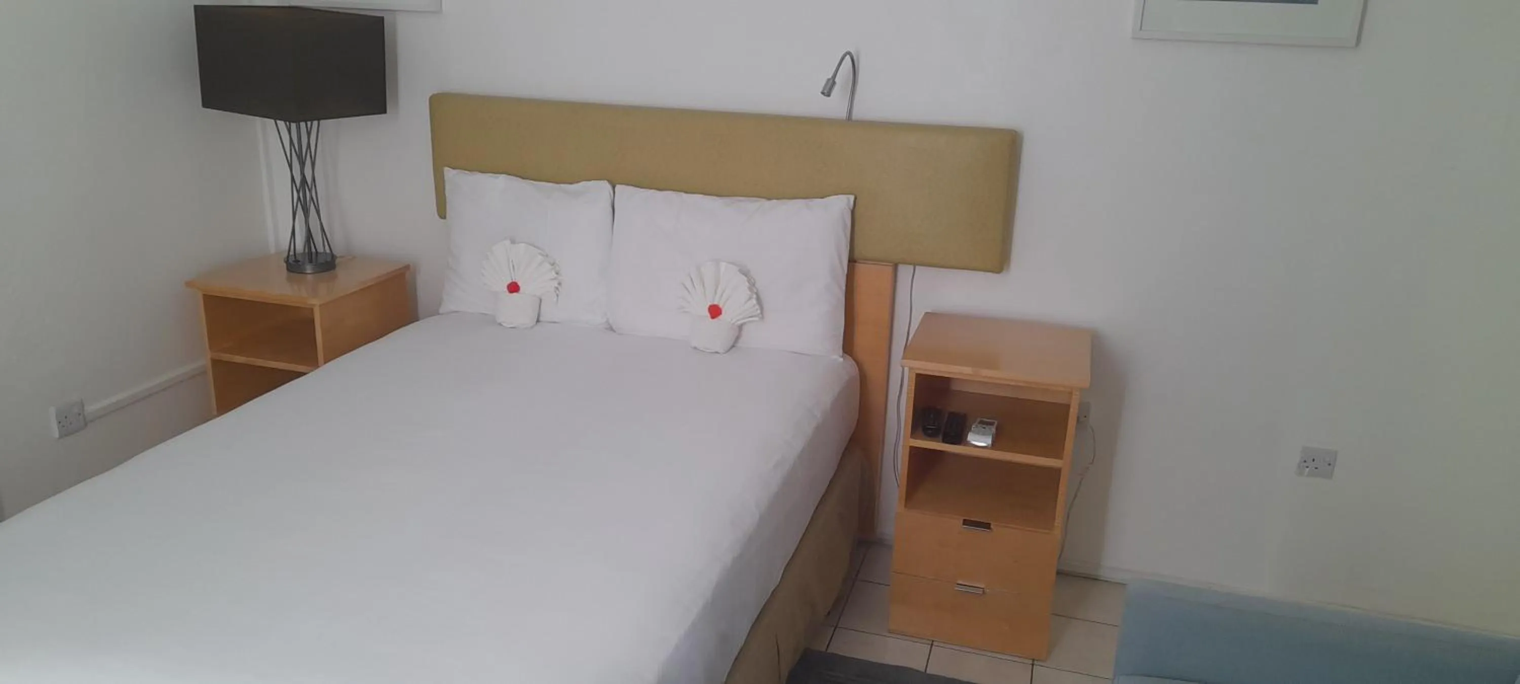 Bed in Ocean's Edge Lodge Restaurant & Bar