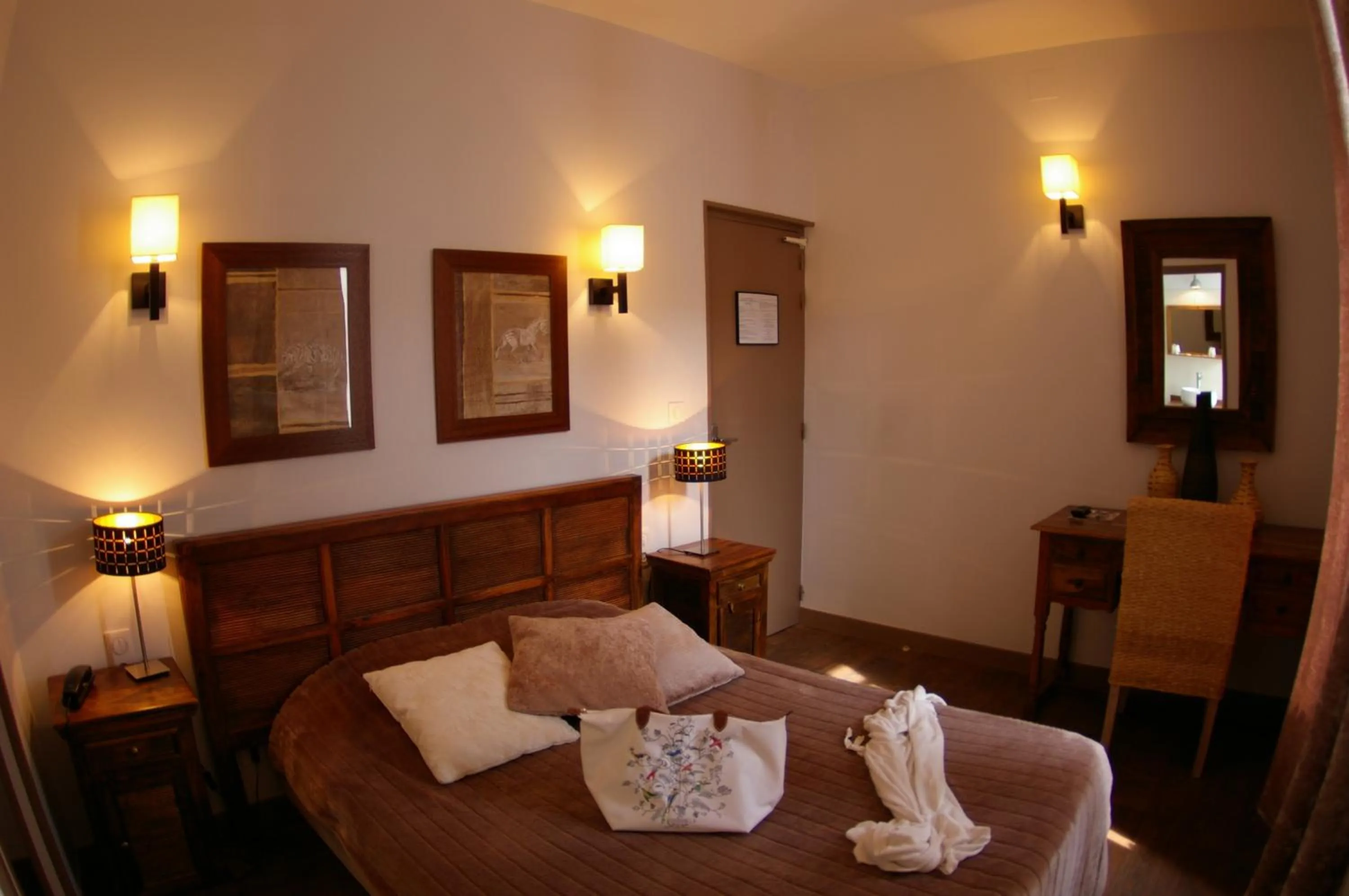 Bedroom, Bed in Logis Hôtel Le Cheval Noir