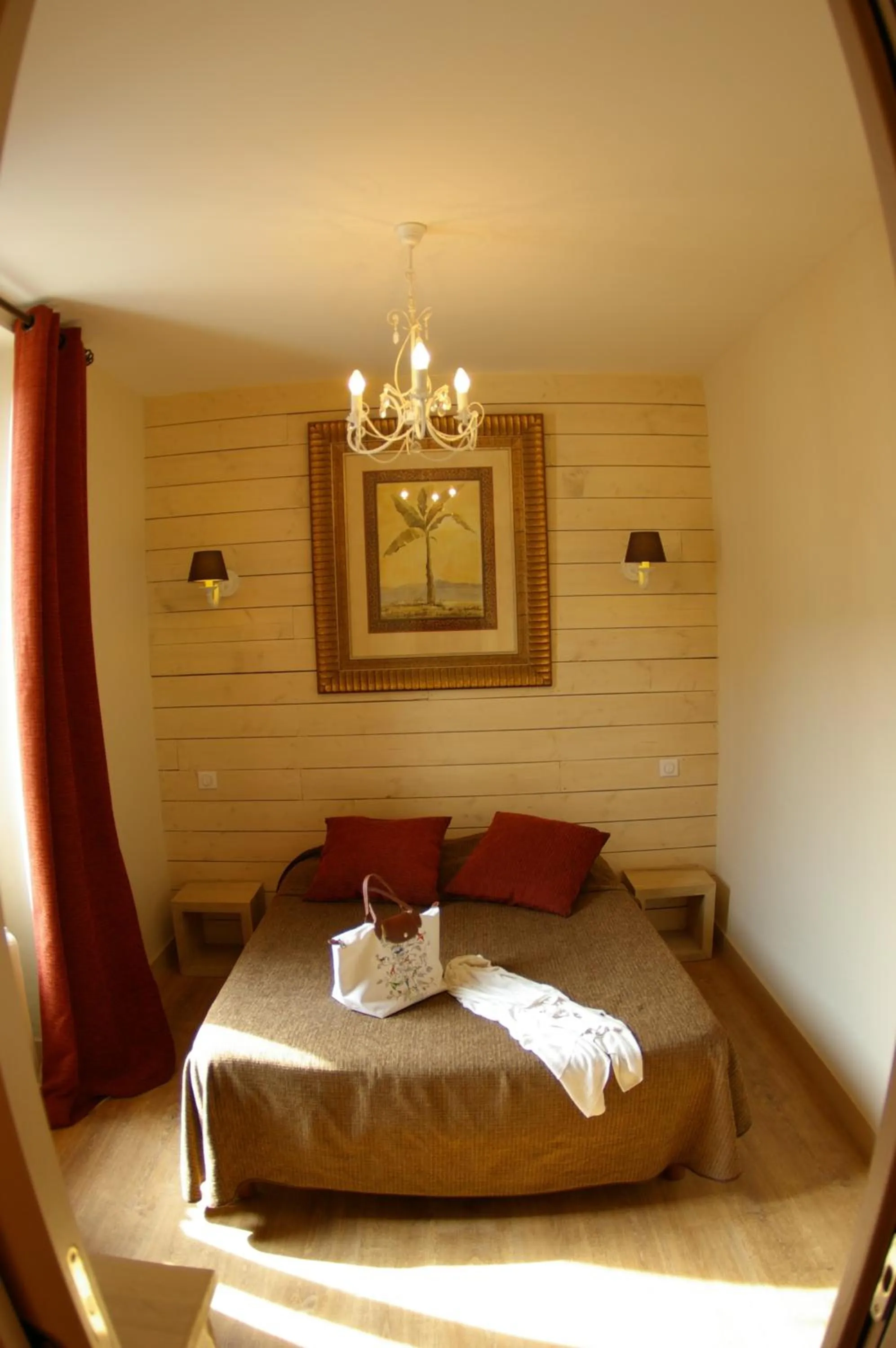 Bedroom, Bed in Logis Hôtel Le Cheval Noir