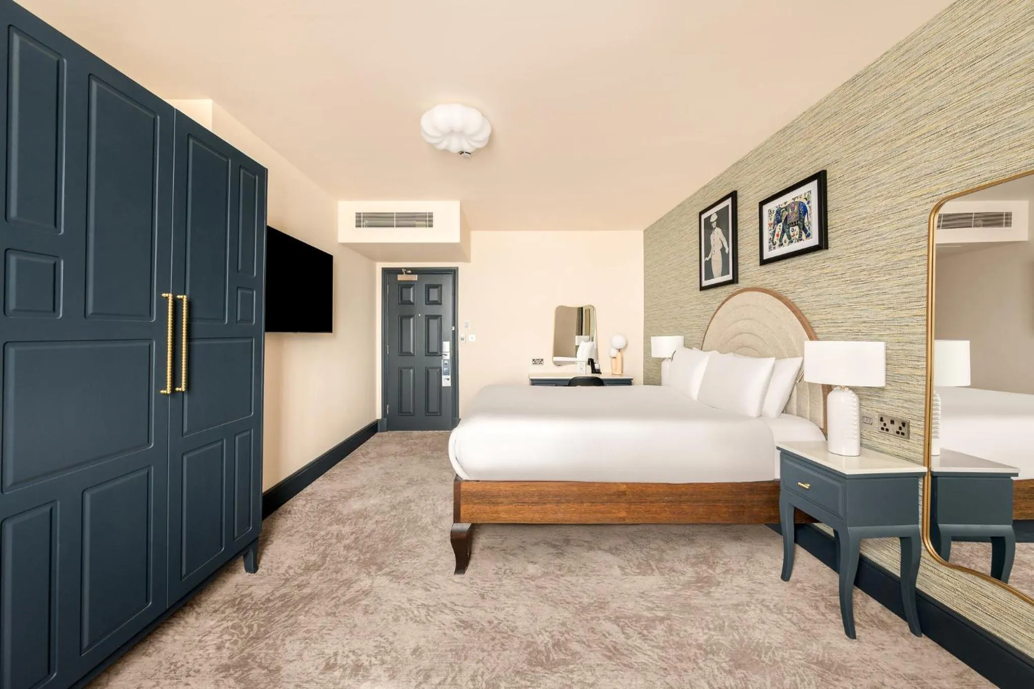 Photo of the whole room, Bed in Hotel Indigo London - Kensington by IHG