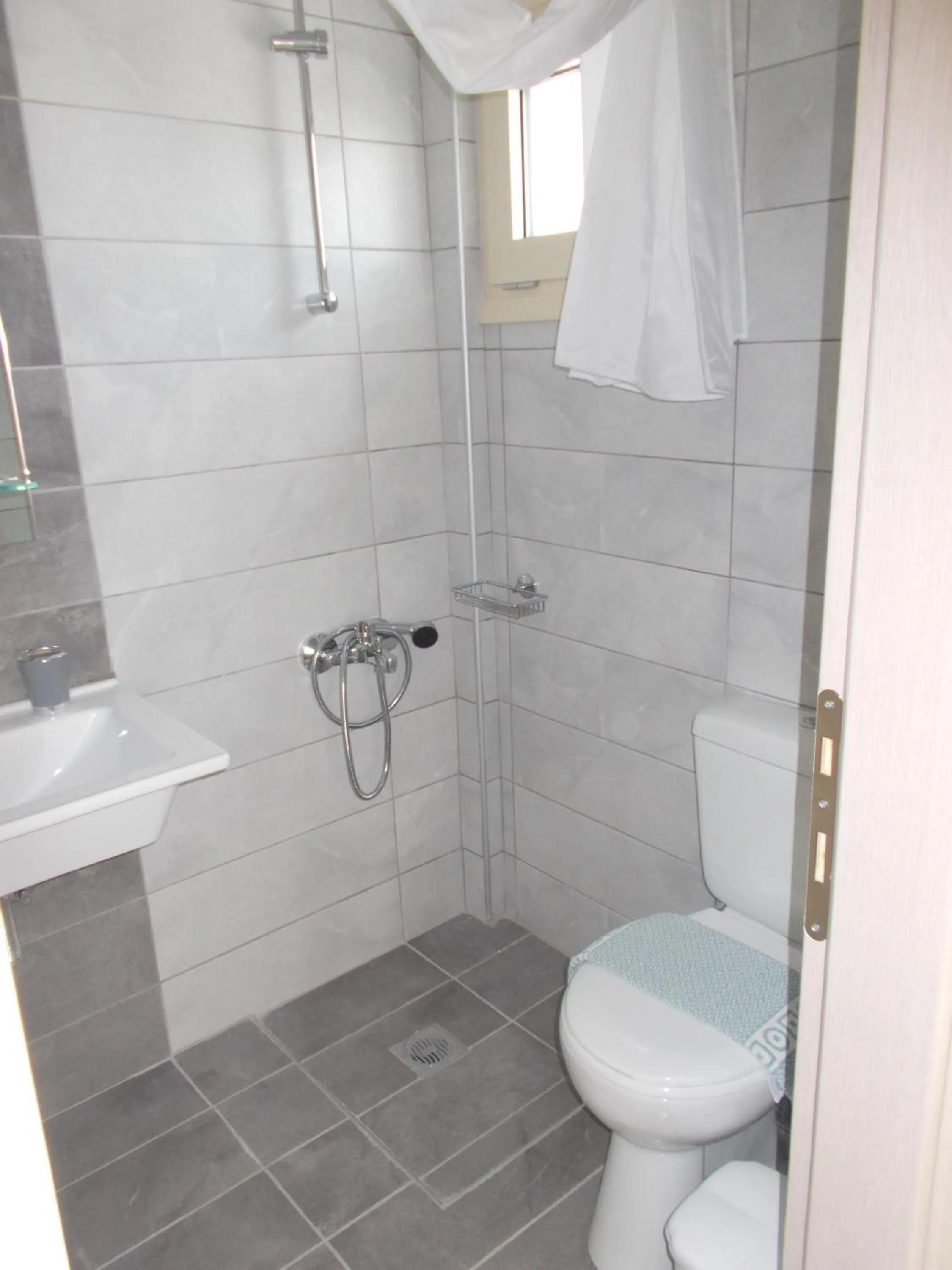 Bathroom in Knossos Hotel