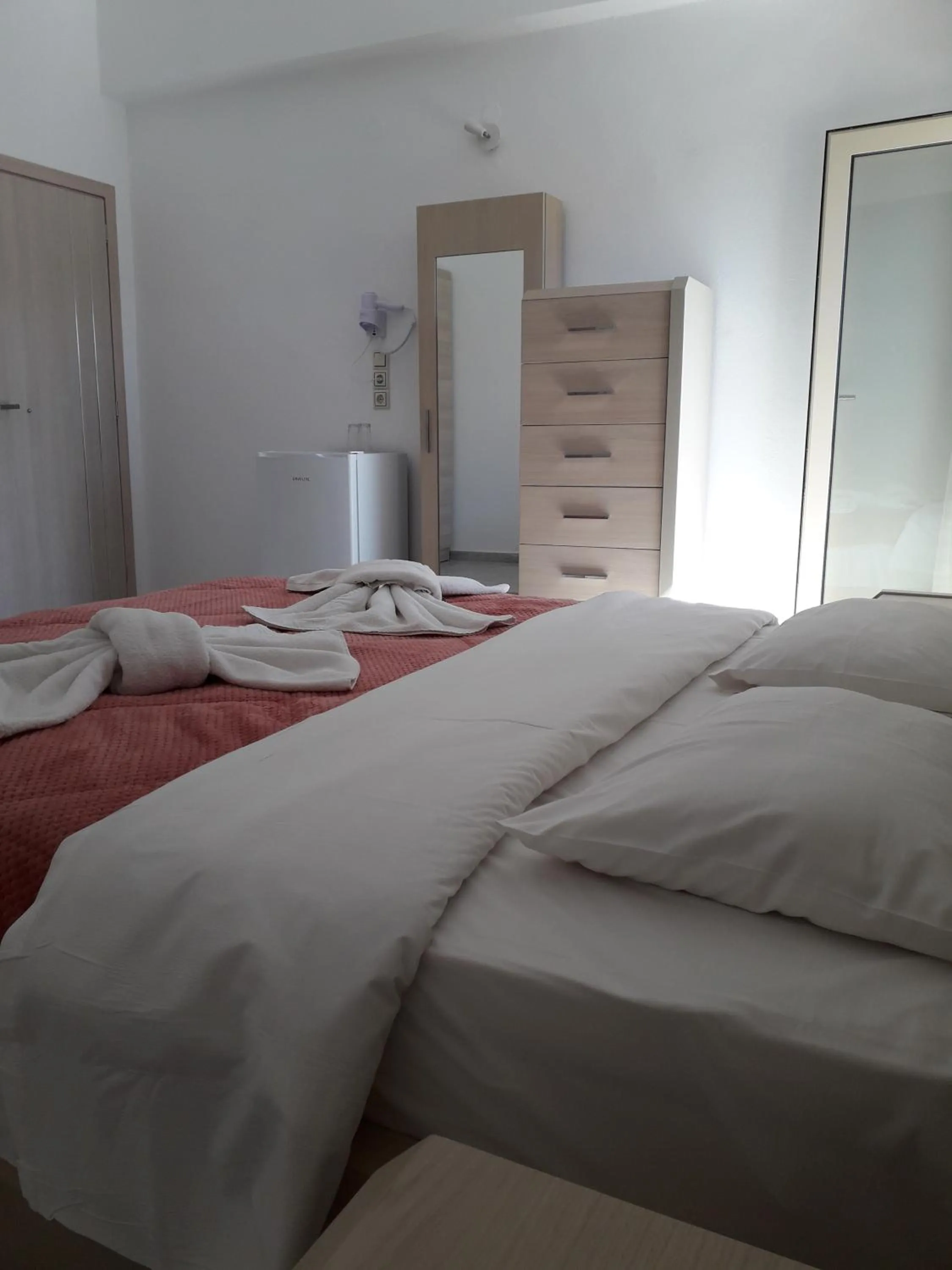 Bedroom, Bed in Knossos Hotel