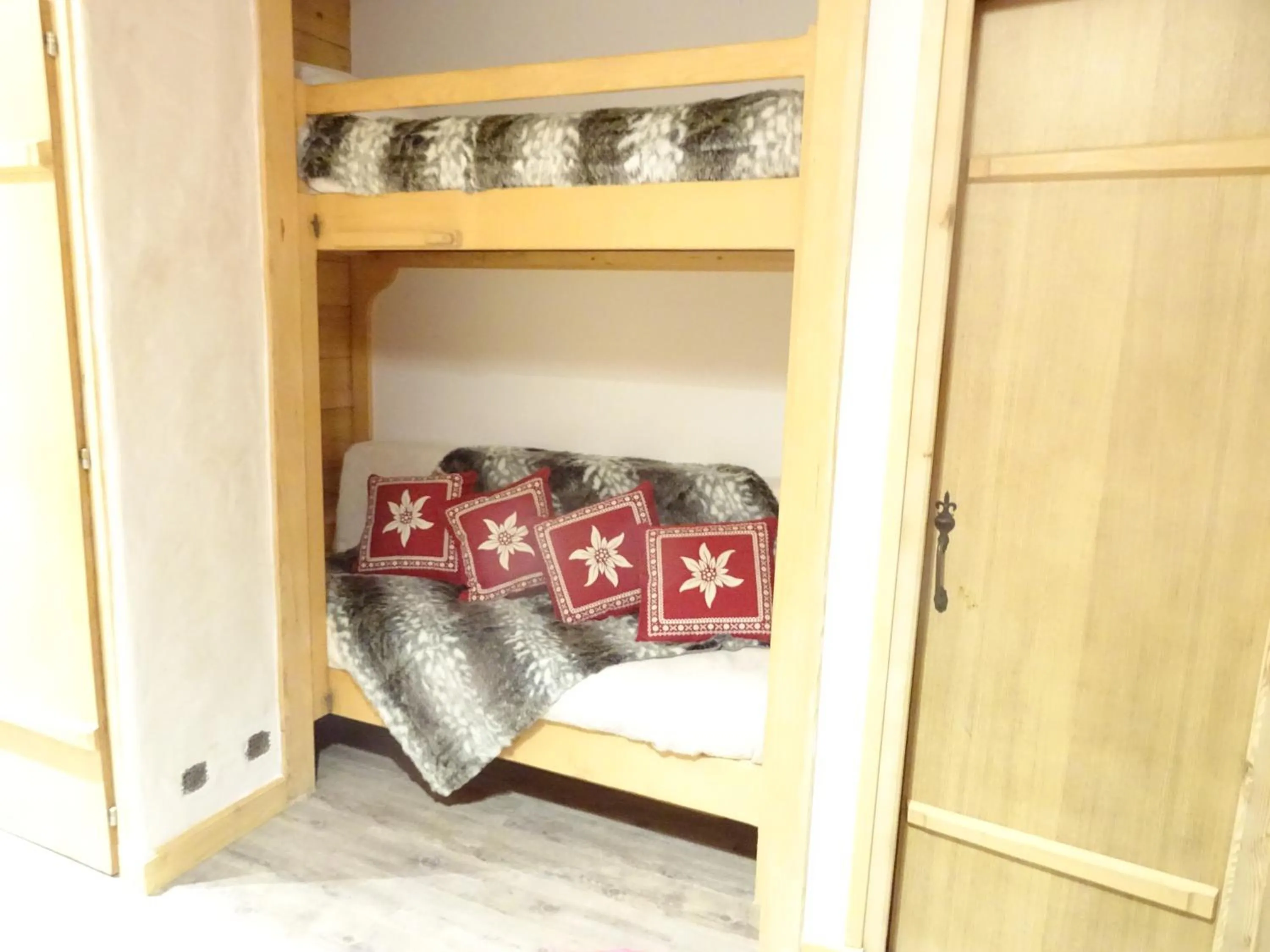 Bed in Apart'hotel & Spa "La Destière"