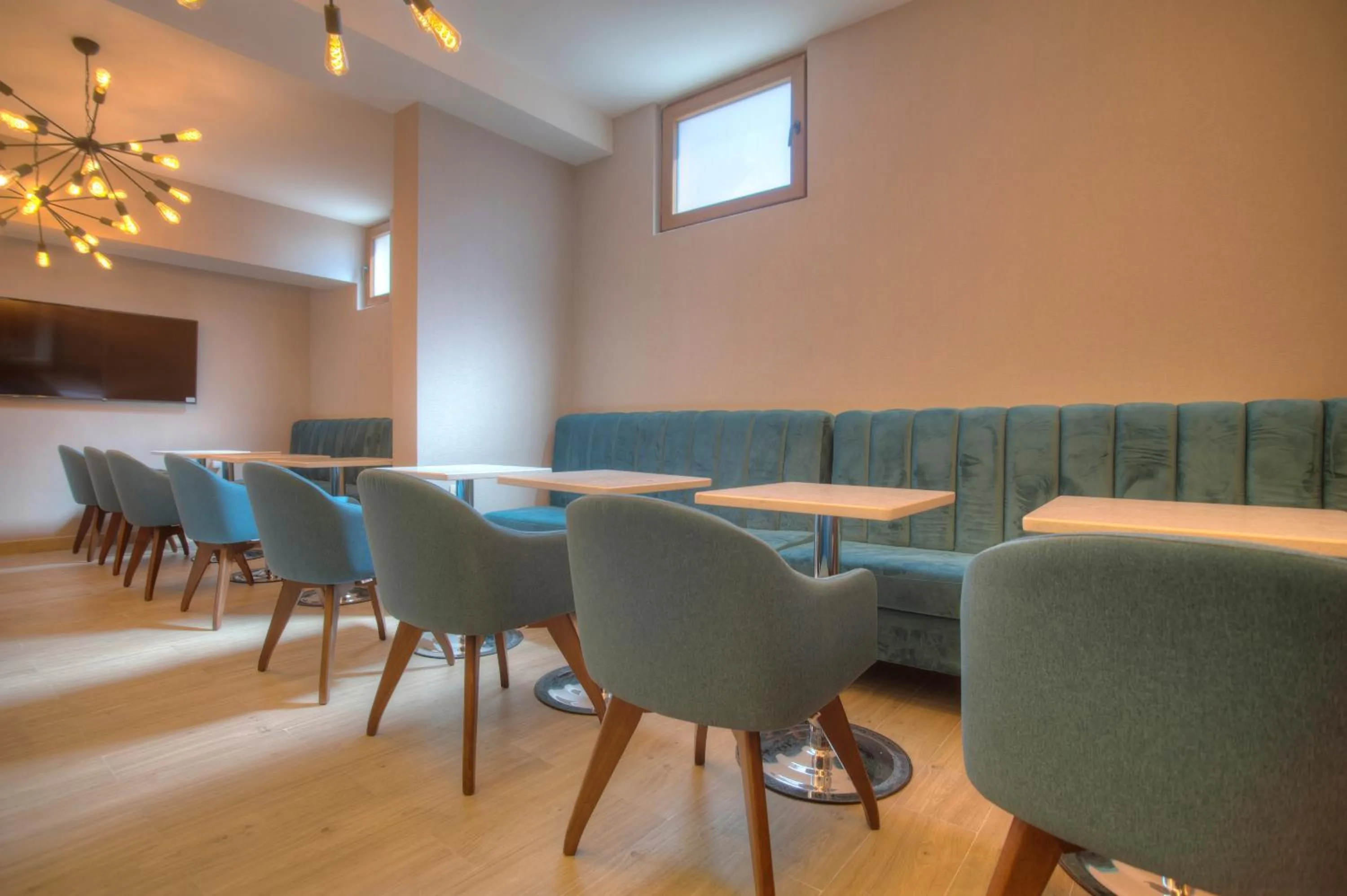 Restaurant/places to eat in Hotel Twelve by Aycon