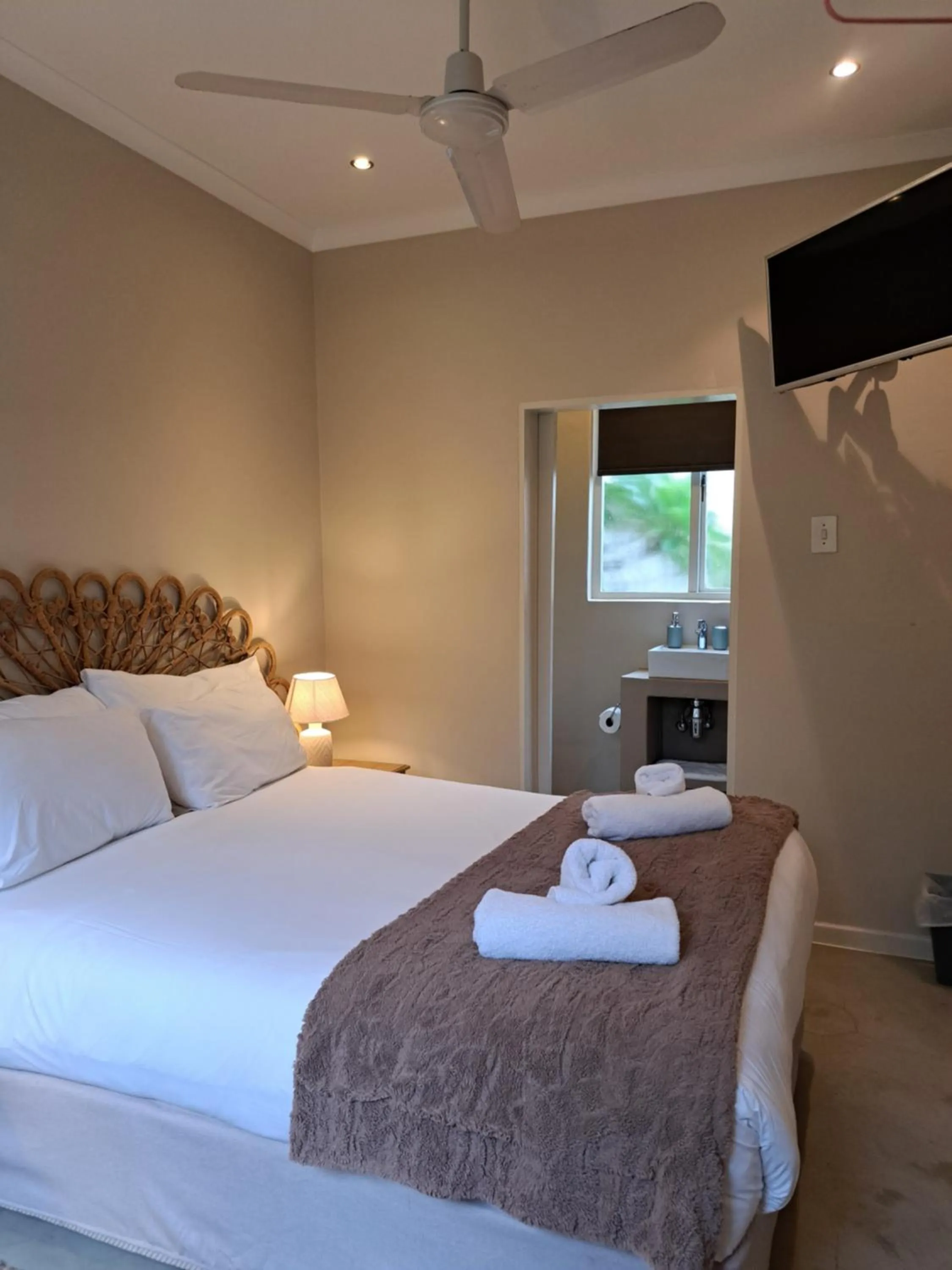 Bedroom, Bed in THE BIG - Luxury Backpackers