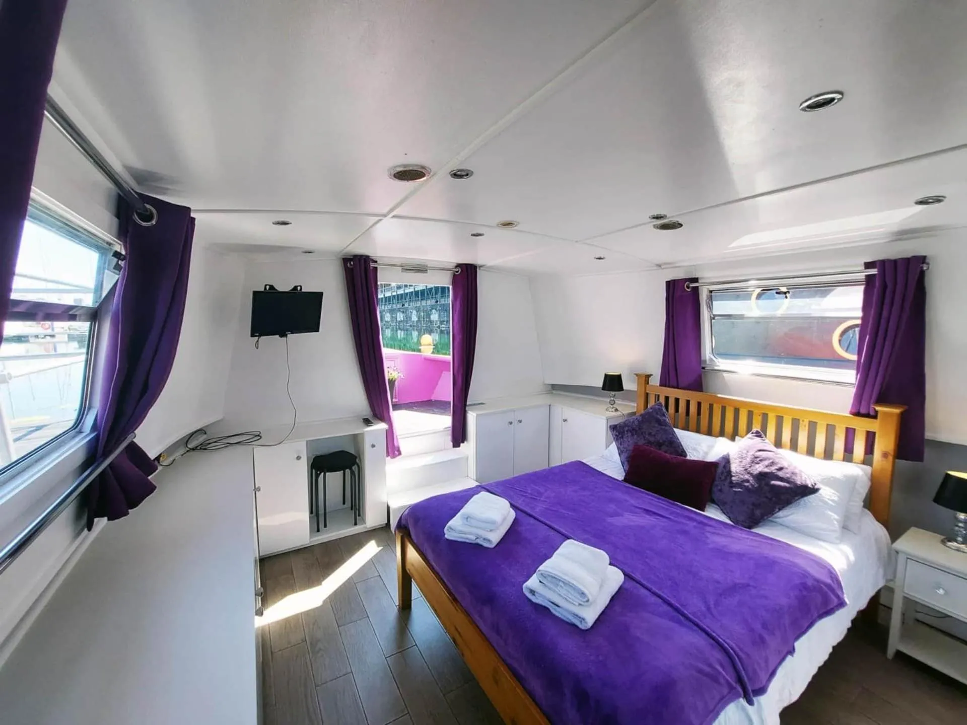 Bedroom, Bed in The Joker Boat