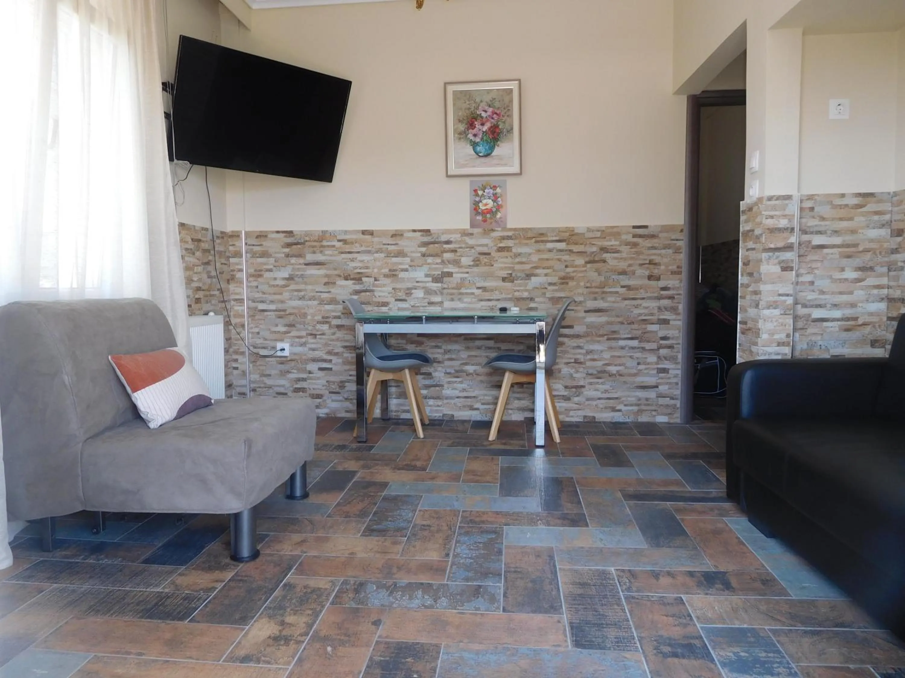 Communal lounge/ TV room in Jacuzzi Suites