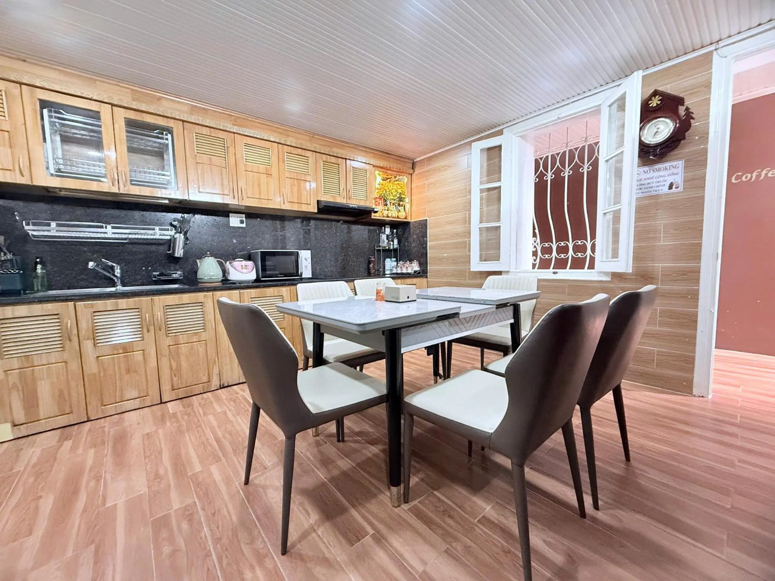 Communal kitchen in ROY VILLA COFFEE