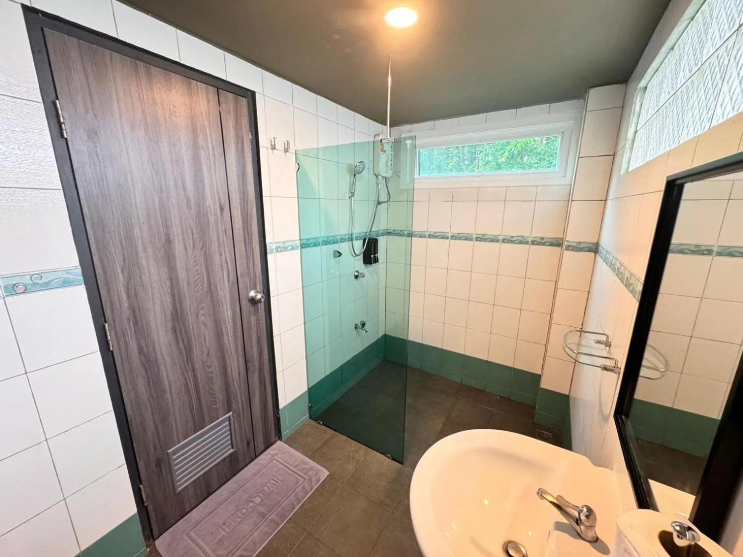 Shower in BB House Rambuttri2 บีบี เฮ้าส์ รามบุตรี2