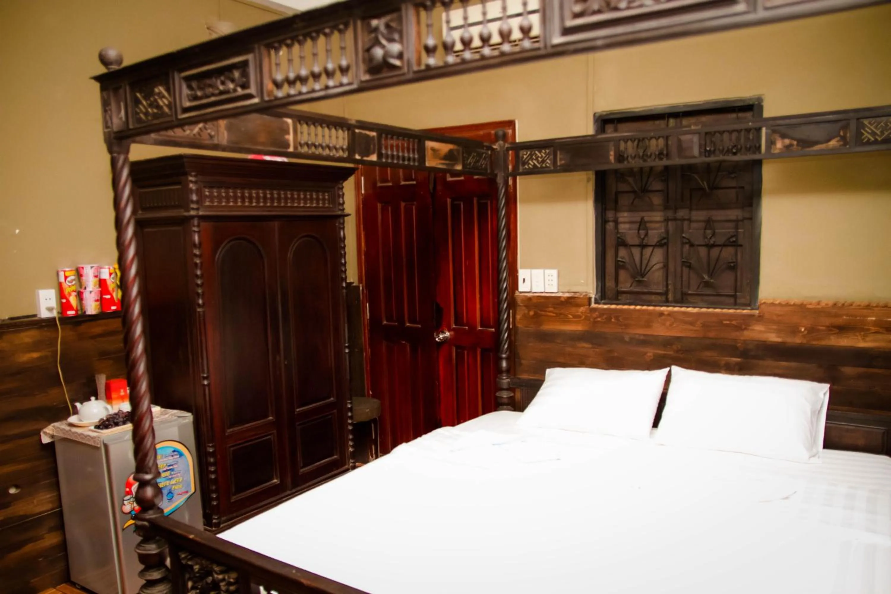 Photo of the whole room, Bed in Sai Gon 1979 Hotel