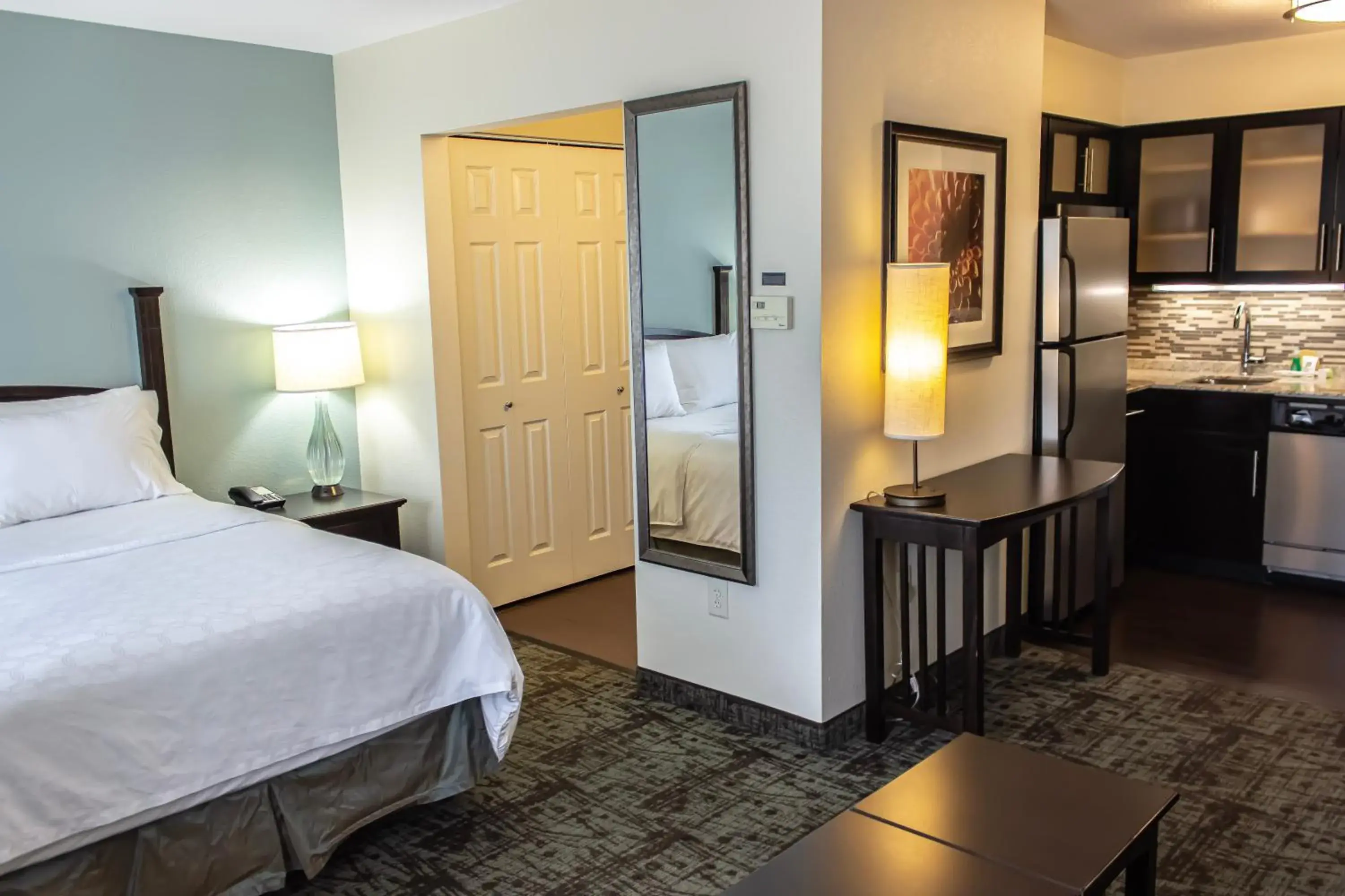 Kitchen or kitchenette, Bed in Staybridge Suites Minot by IHG Kitchen or kitchenette, Bed in Staybridge Suites Minot by IHG