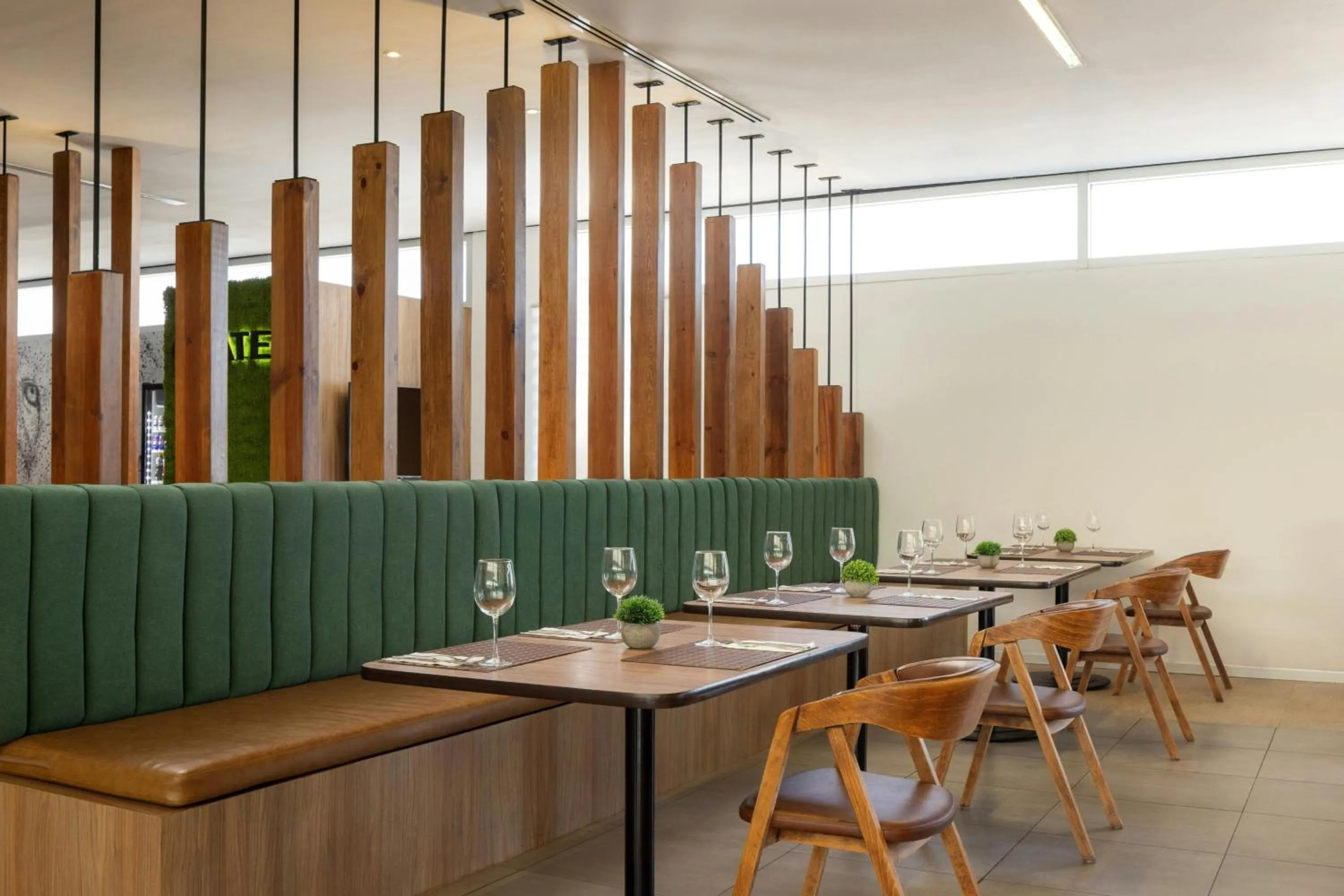 Restaurant/places to eat in Courtyard by Marriott Leon at The Poliforum