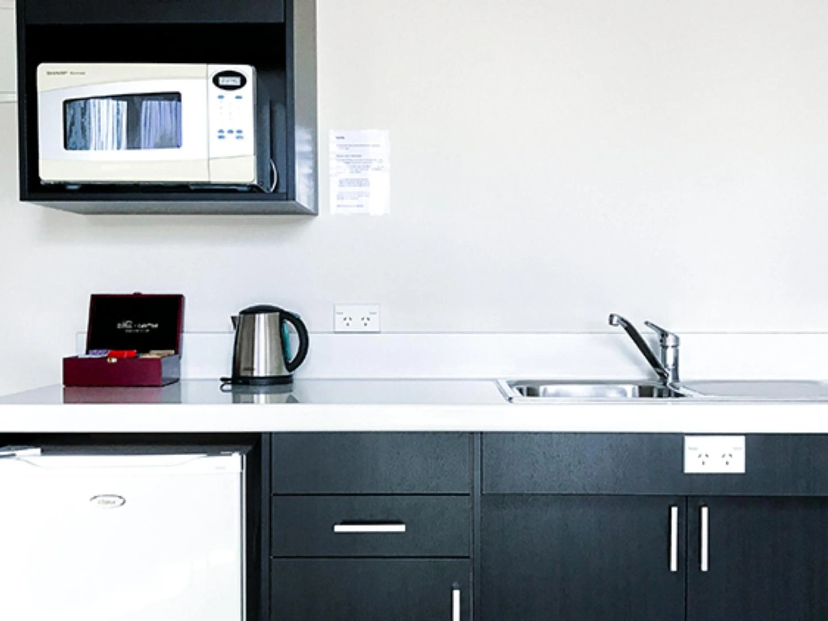 Kitchen or kitchenette in Harbour View Motel