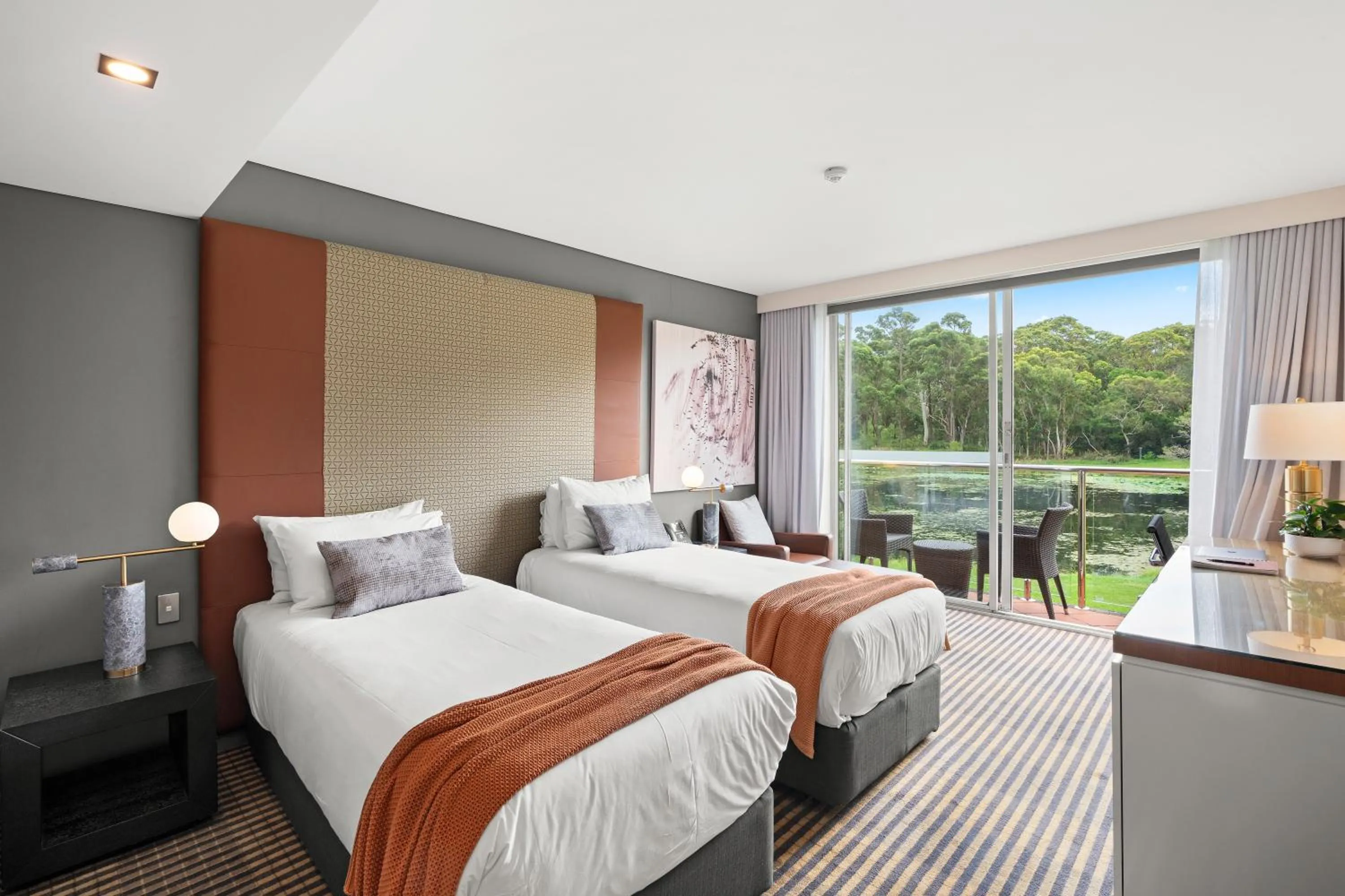 Bed in Lakeside Hotel and Conference Centre