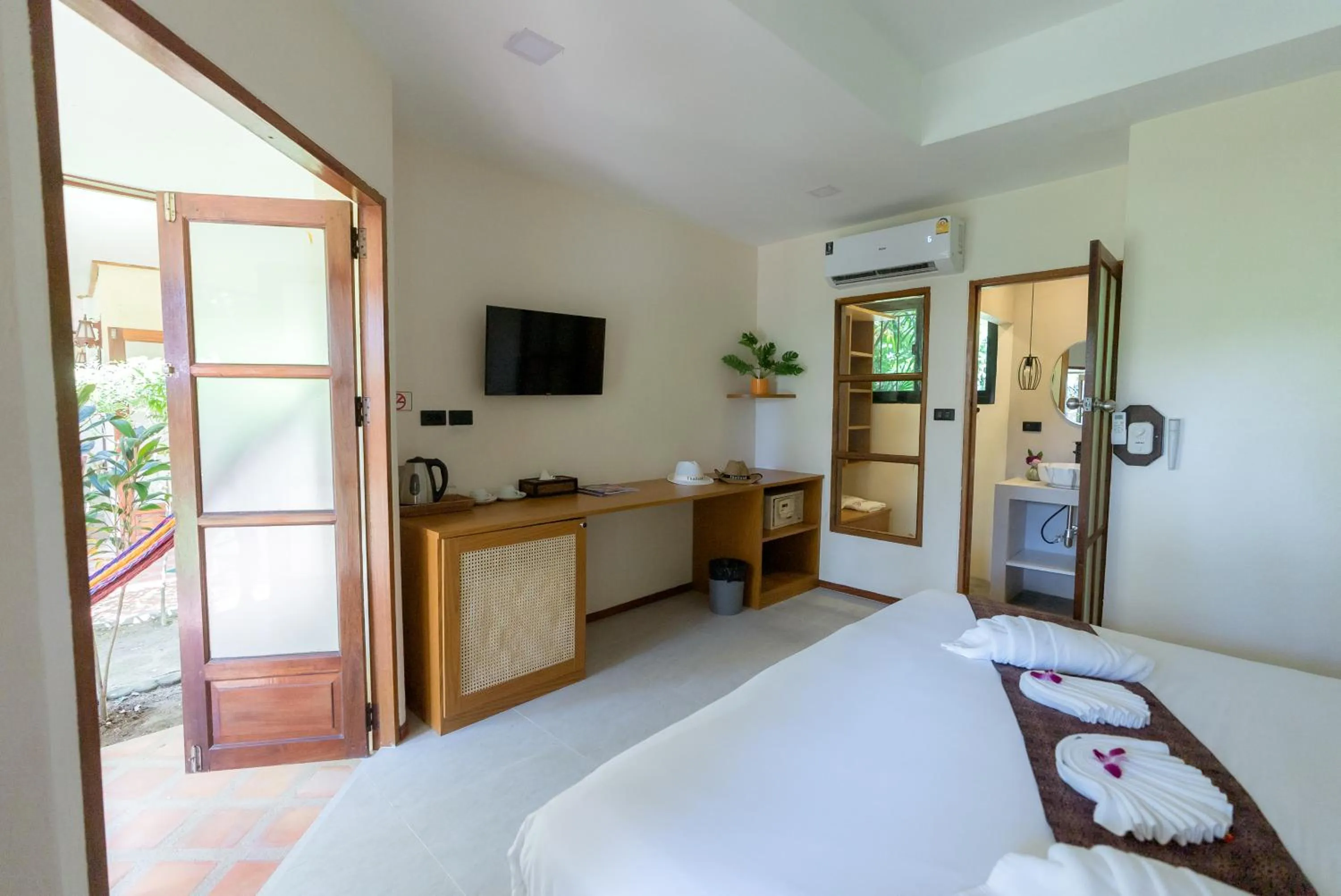 Bedroom, Bed in Palm Garden Resort