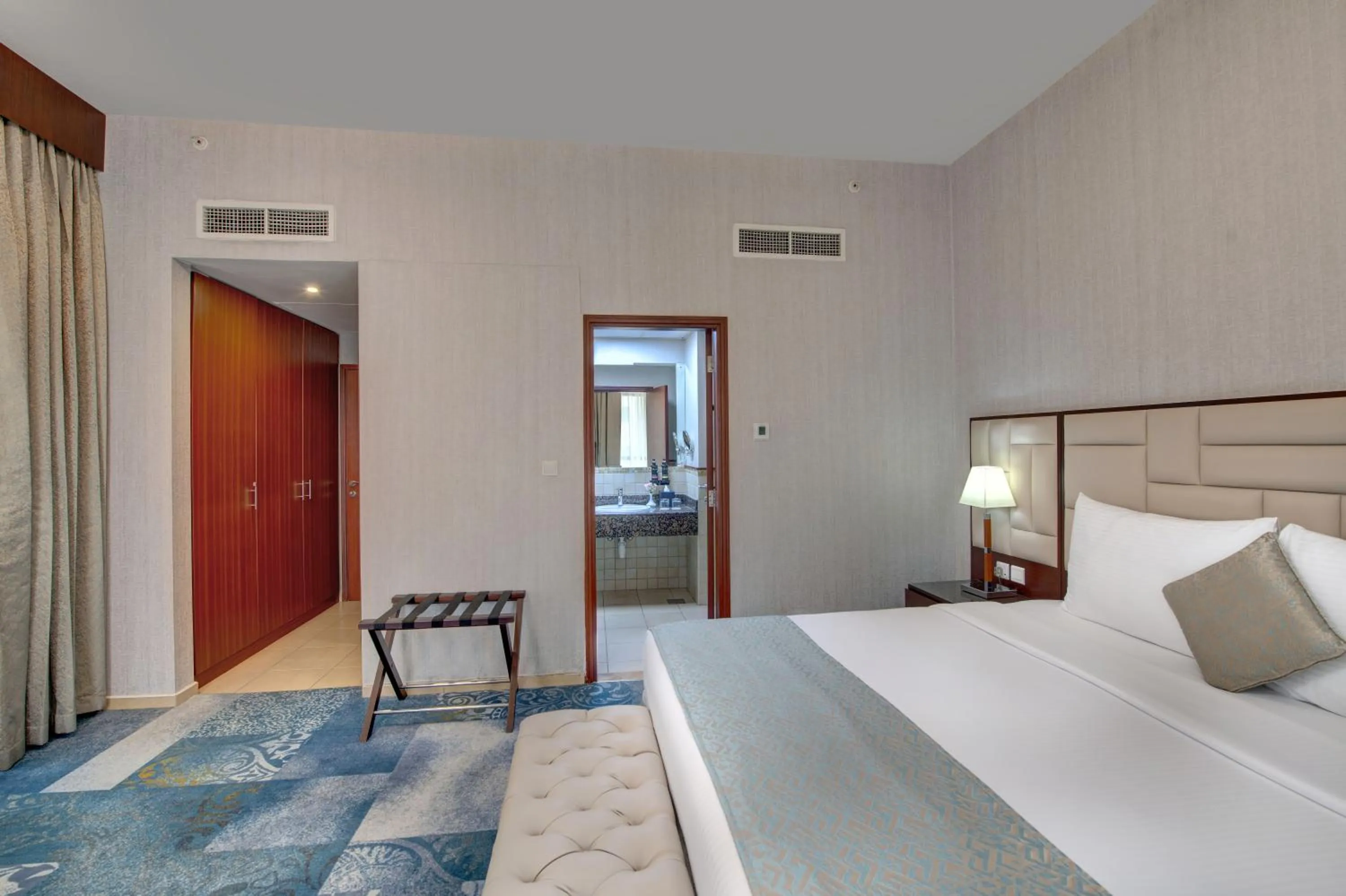 Bed in SUHA JBR Hotel Apartments
