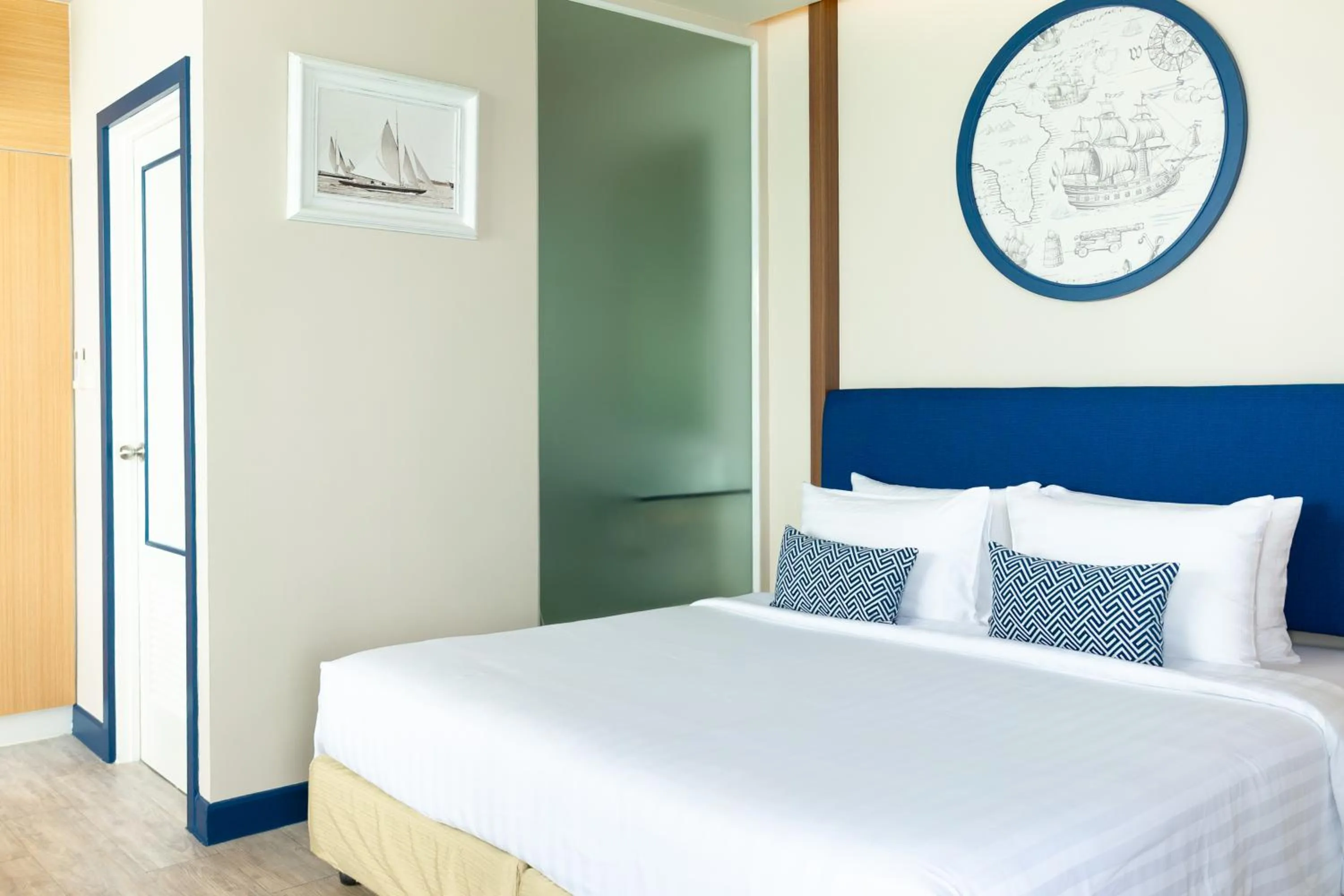 Photo of the whole room, Bed in Phuket Boat Quay Hotel Panwa Beach