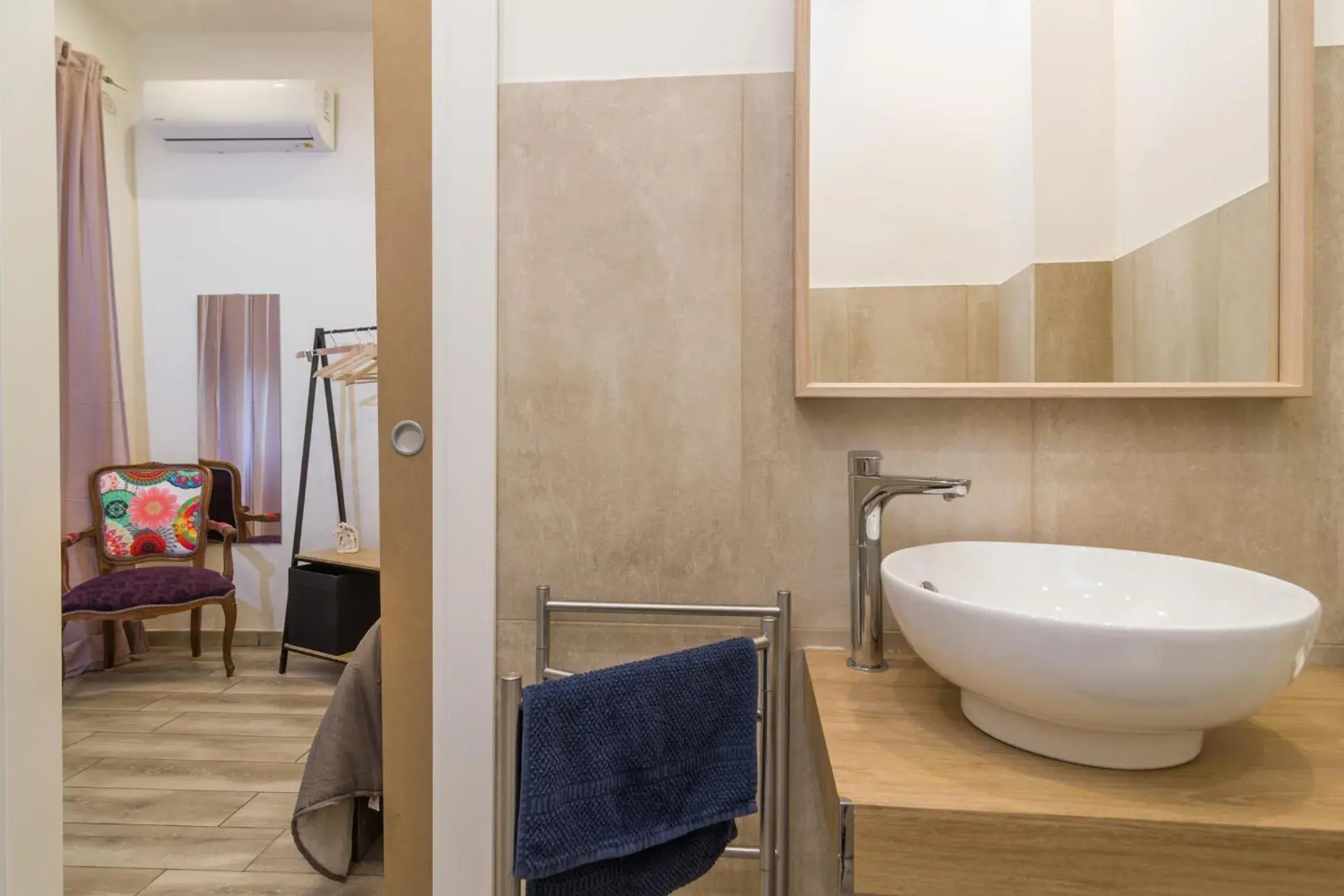 Double Room with Private Bathroom - single occupancy in Giù al Centro Double Room with Private Bathroom - single occupancy in Giù al Centro