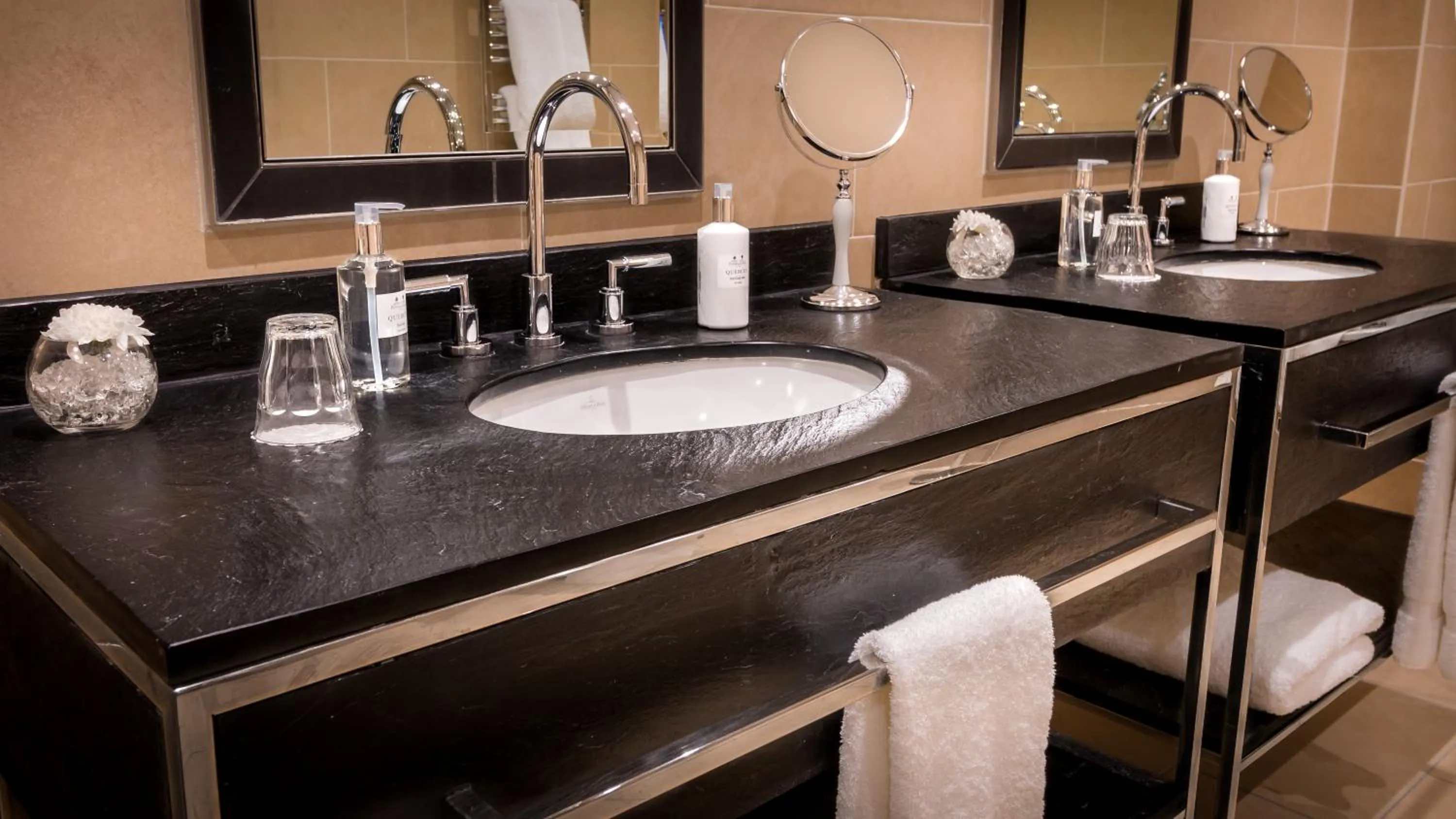 Bathroom in Glencoe House