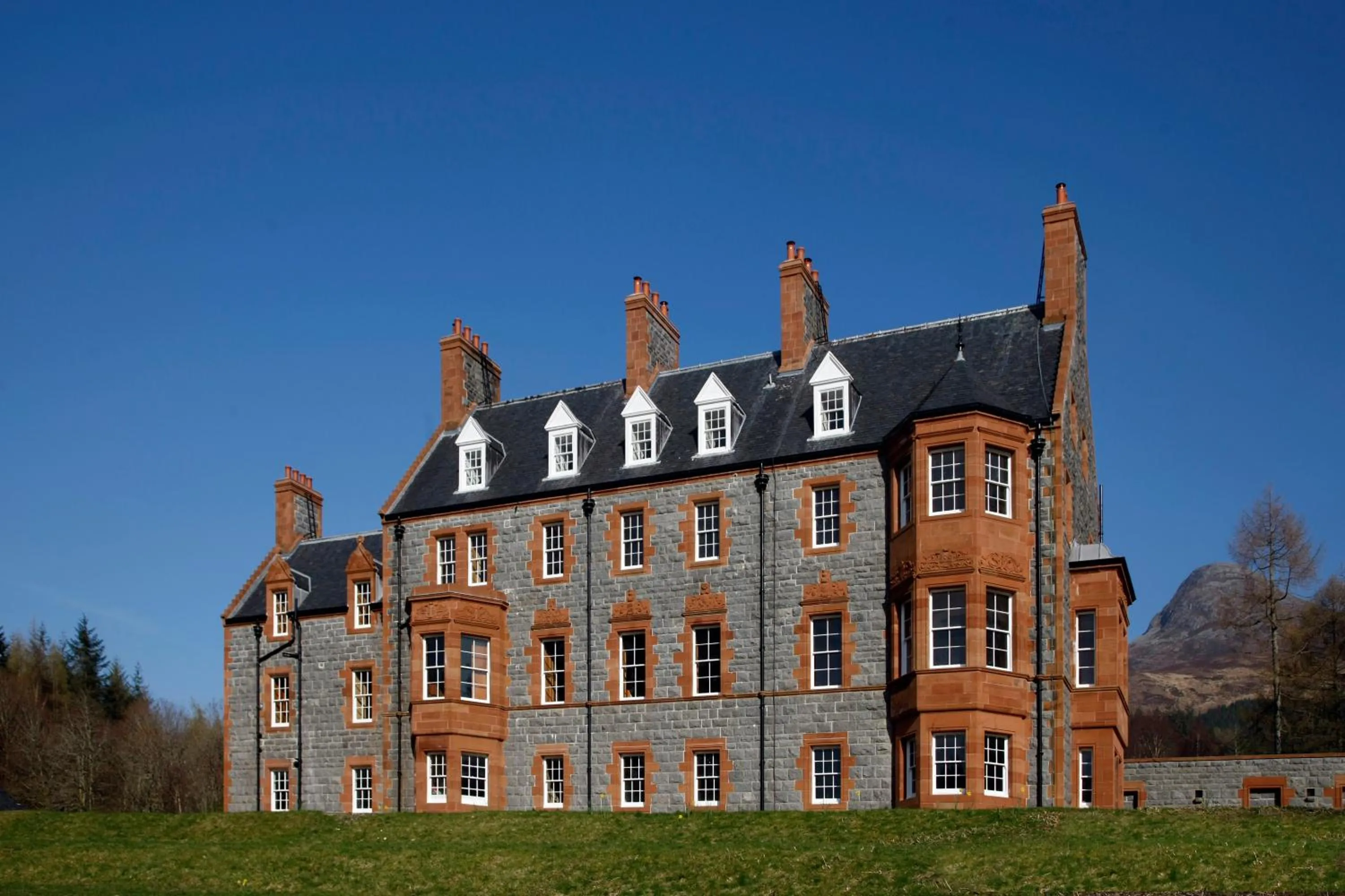 Facade/entrance in Glencoe House