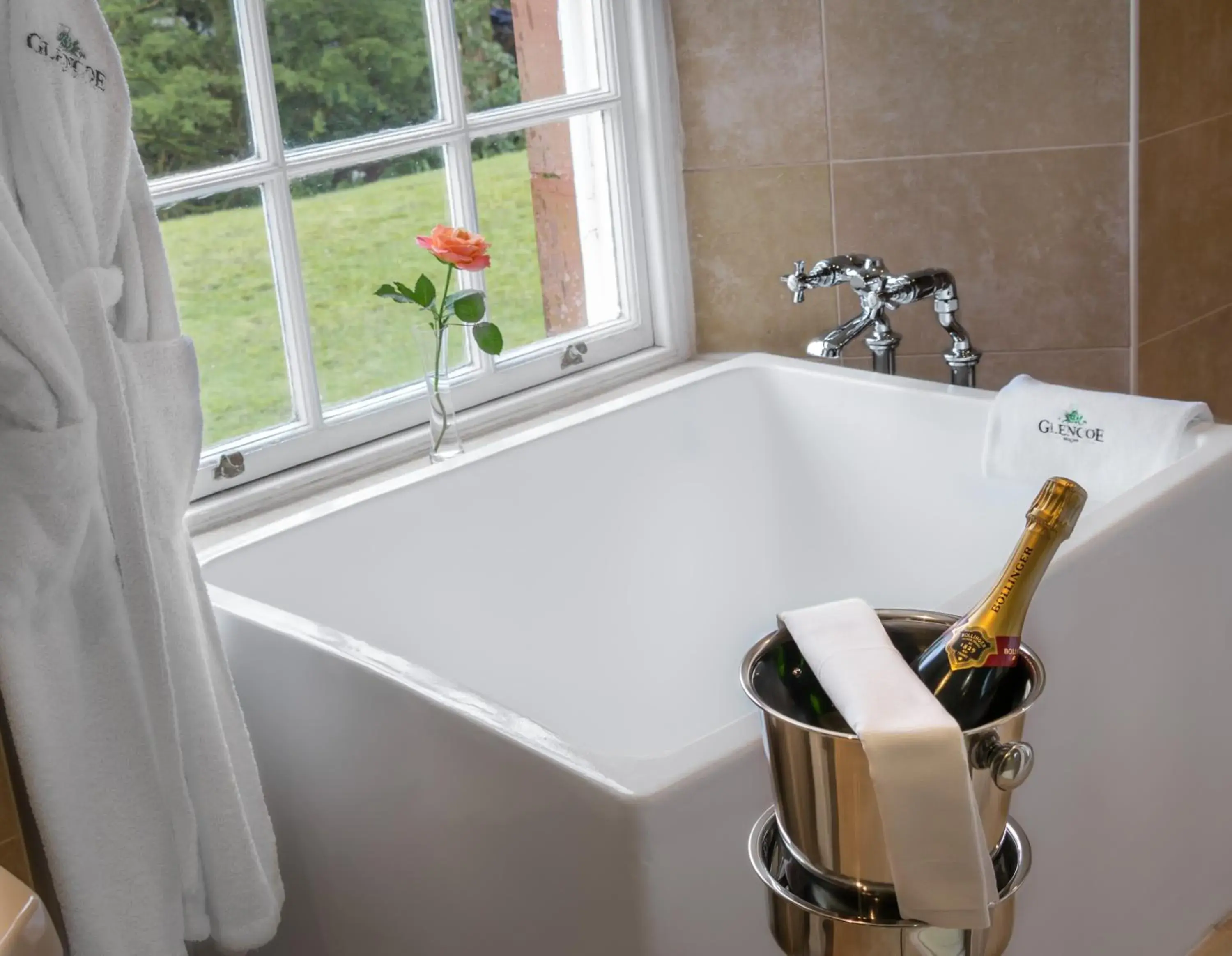 Glencoe House Suite with Hot Tub No.8 in Glencoe House Glencoe House Suite with Hot Tub No.8 in Glencoe House