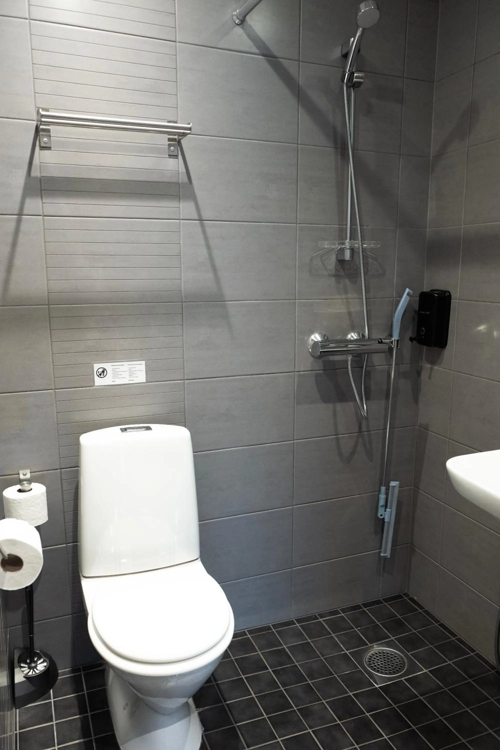 Shower in Hotel Finn