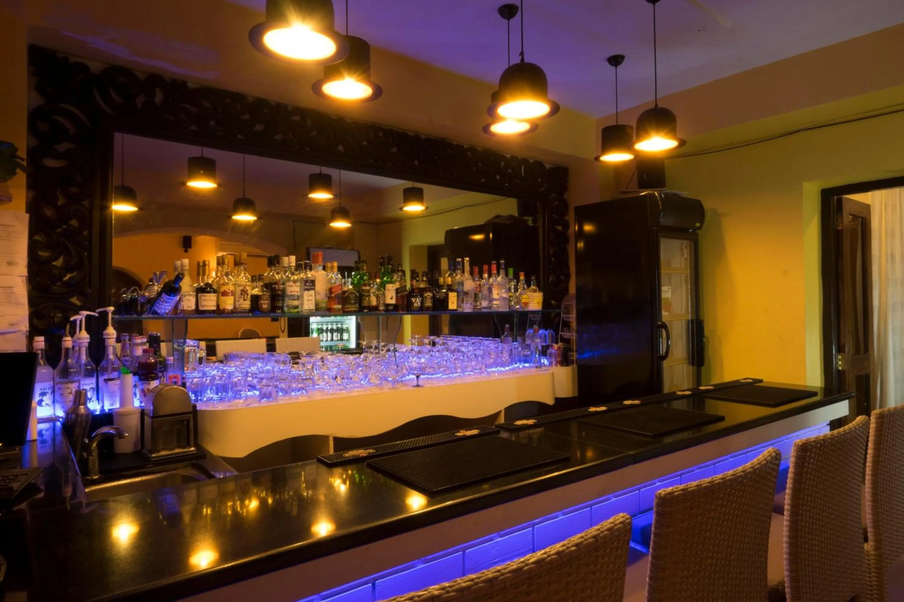 Lounge or bar in The Tamarind Hotel - A Boutique Heritage Stay, Anjuna - Goa