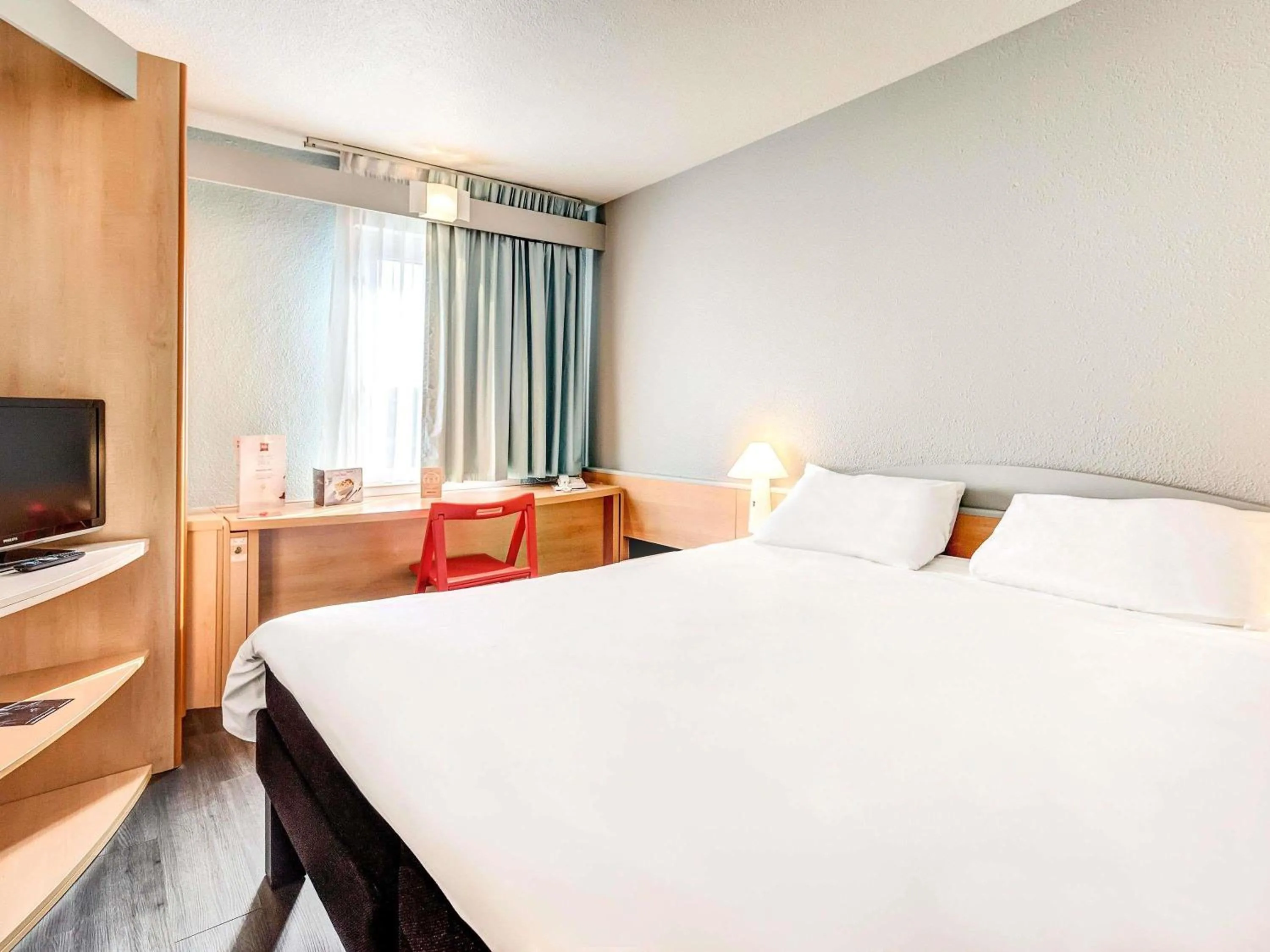 Bedroom, Bed in Ibis Agen Centre - Rénové en 2026
