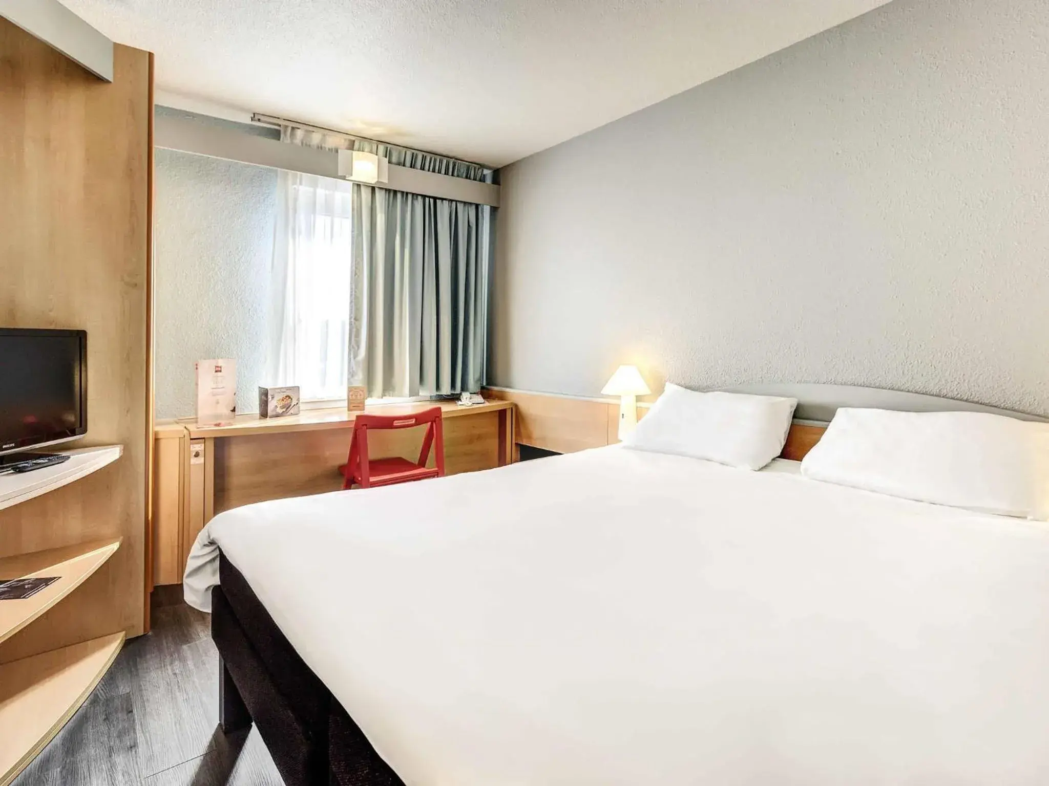 Bedroom, Bed in Ibis Agen Centre Gare Bedroom, Bed in Ibis Agen Centre Gare