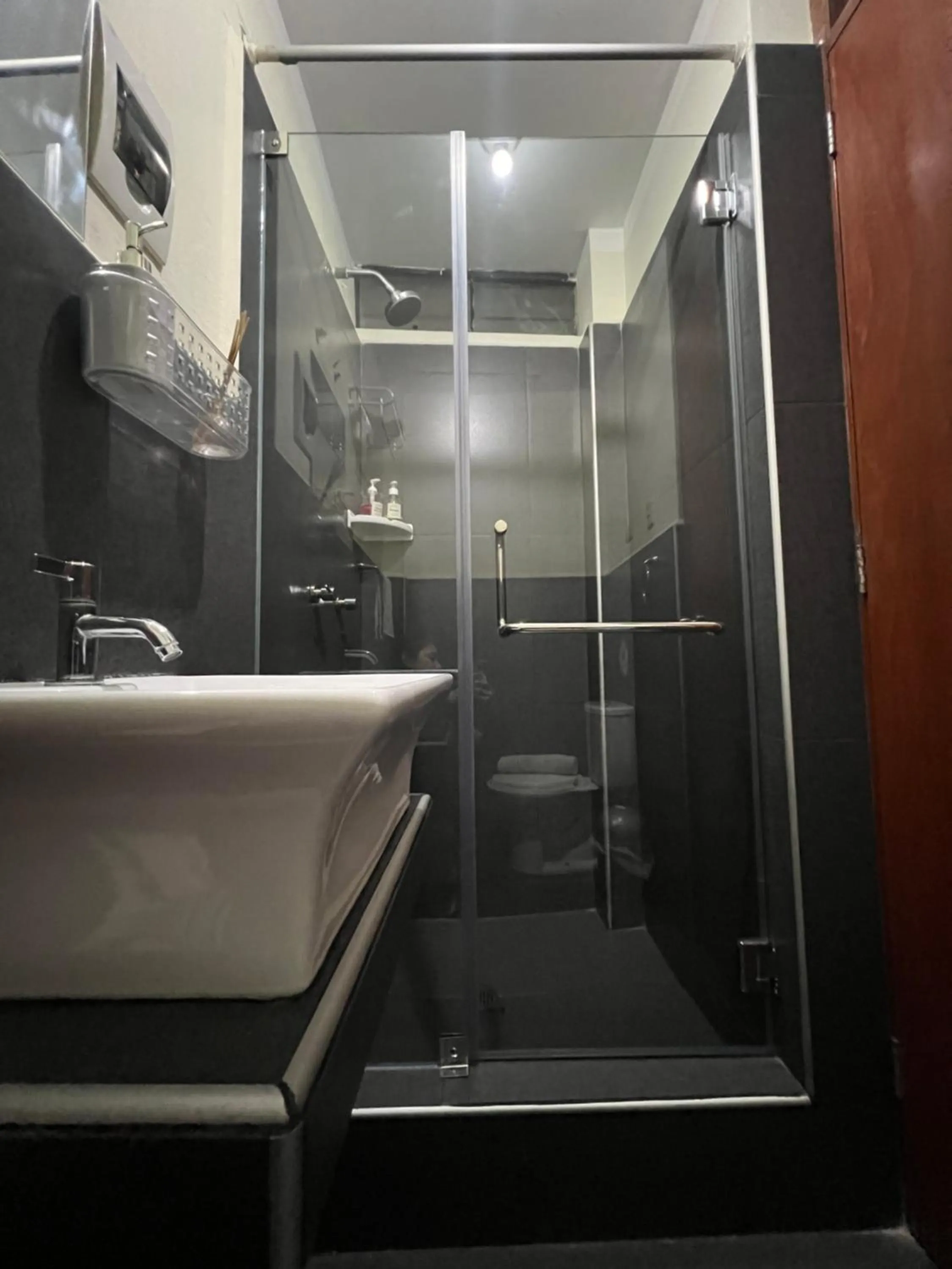 Shower in Lima Airport Tampu