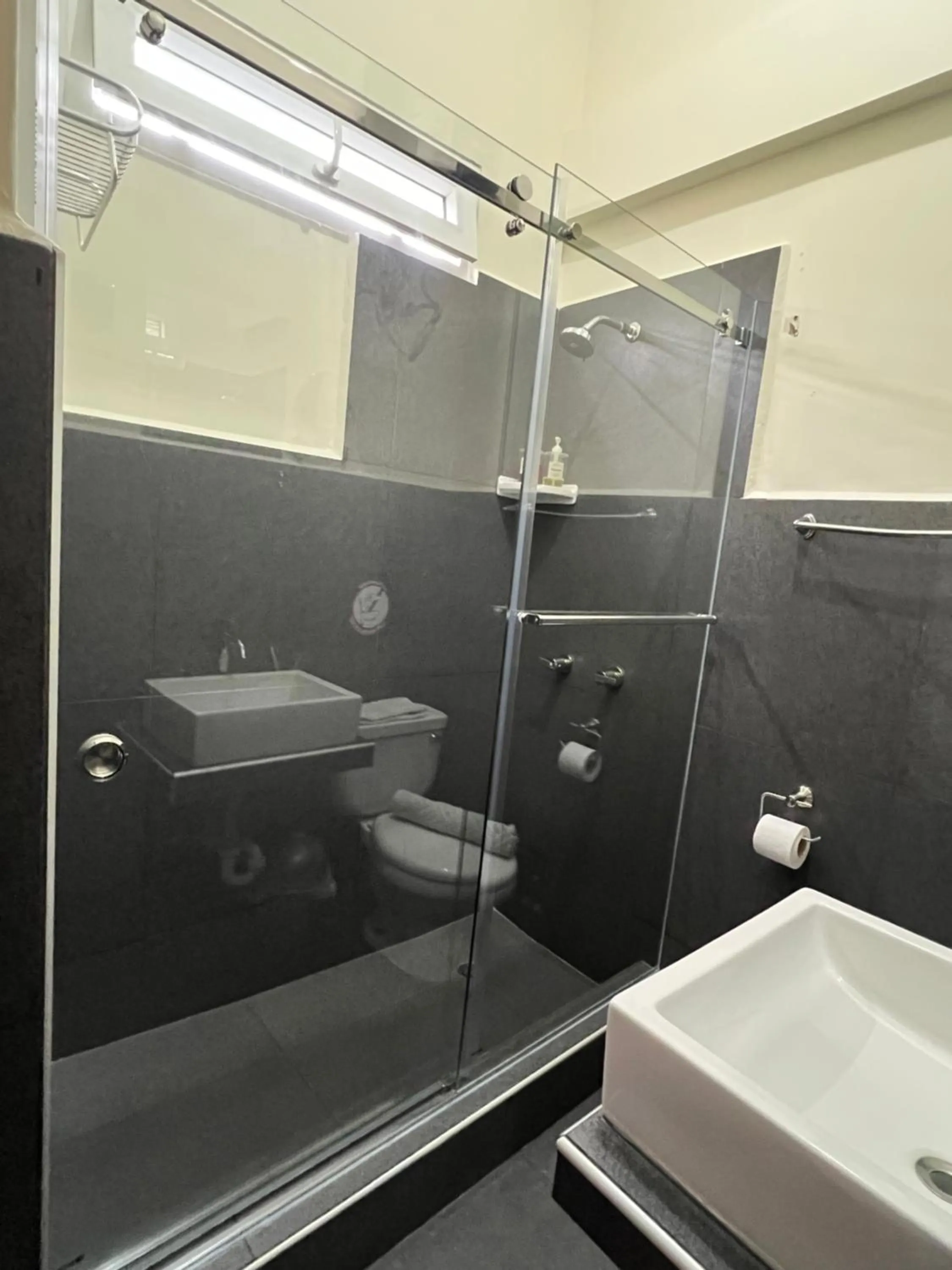 Shower in Lima Airport Tampu