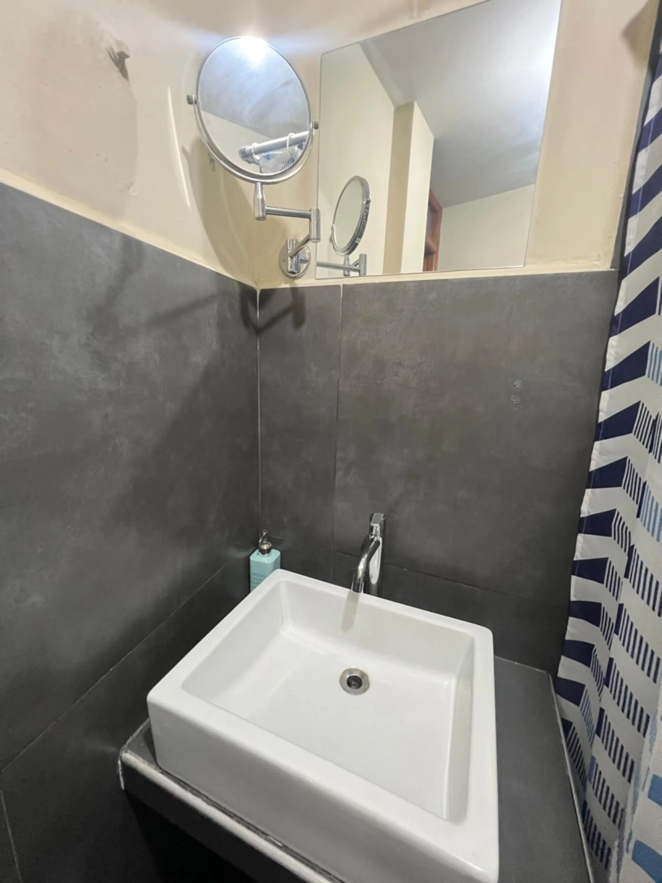 Shower in Lima Airport Tampu