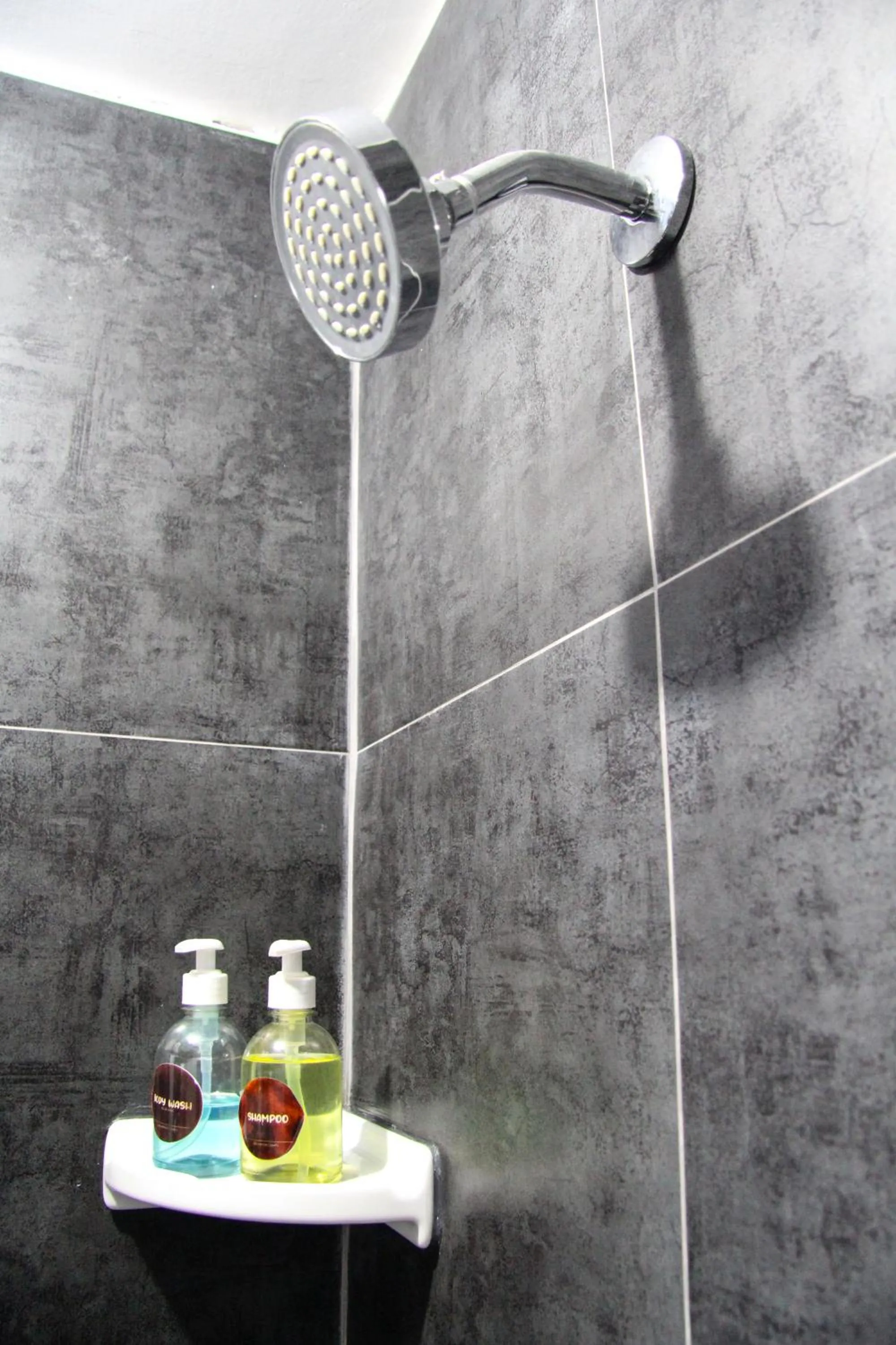 Shower in Lima Airport Tampu