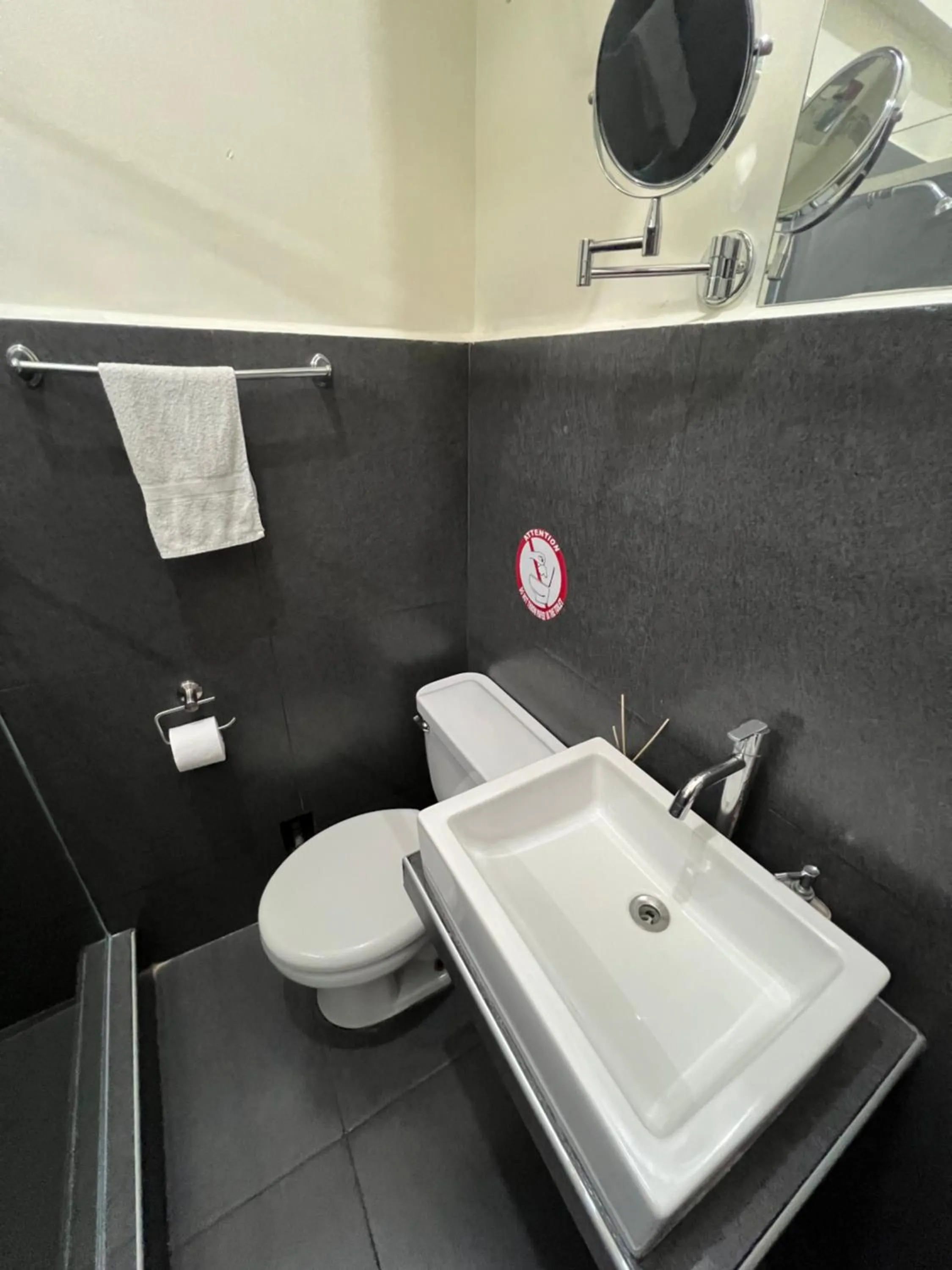 Shower in Lima Airport Tampu