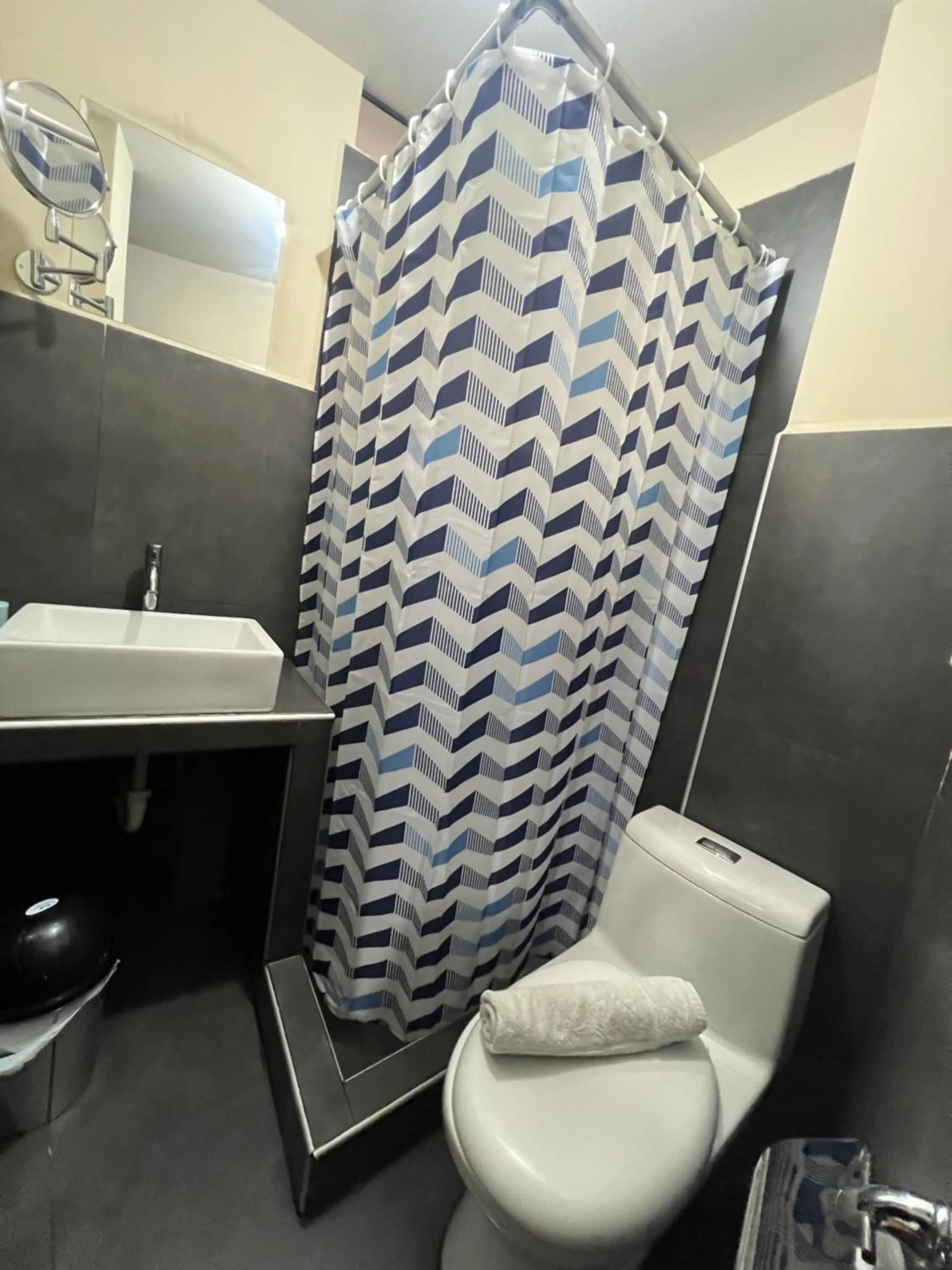 Shower in Lima Airport Tampu