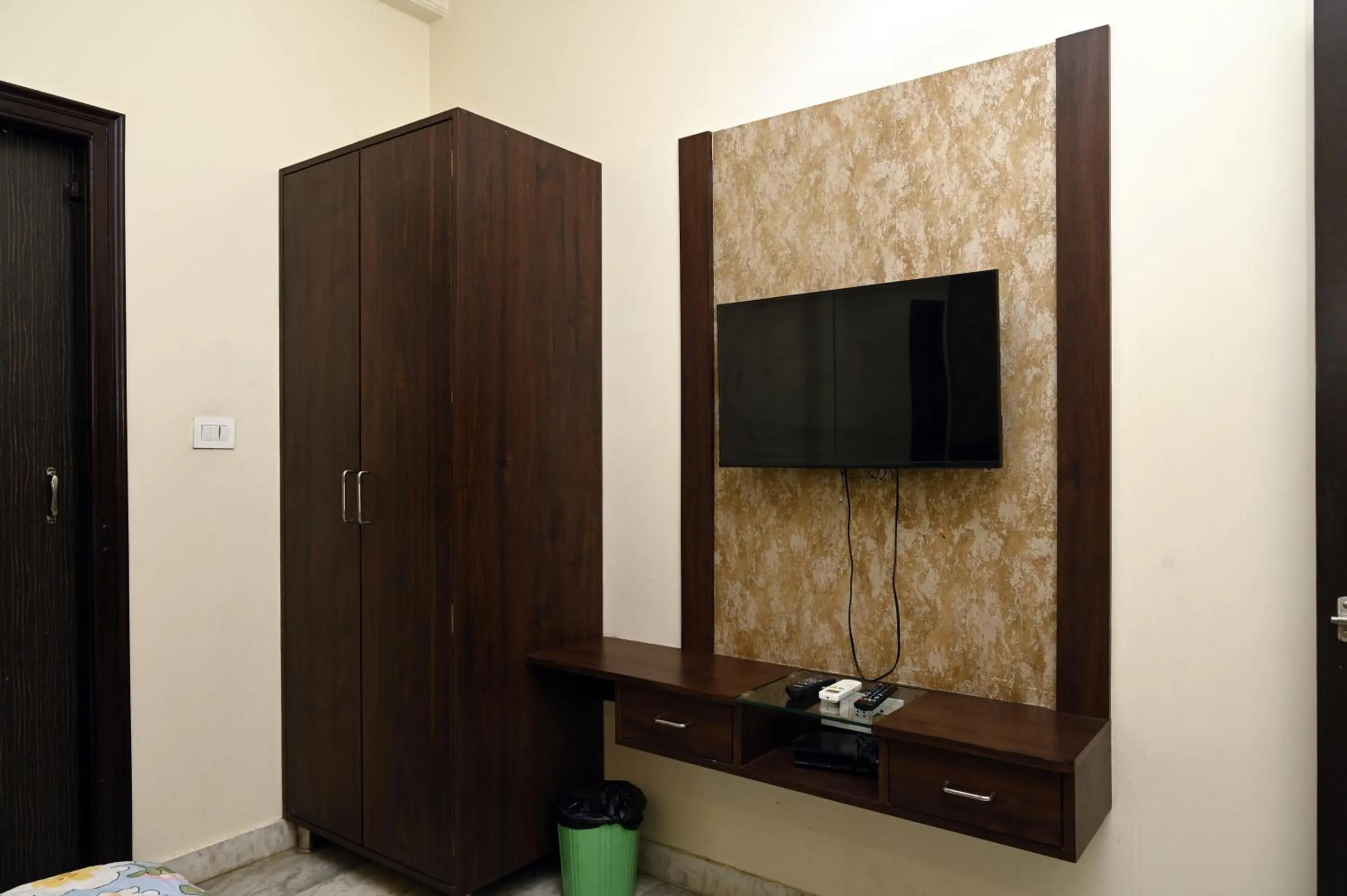 TV and multimedia in Hotel Pulse Inn- Near Jaipur Railway Station