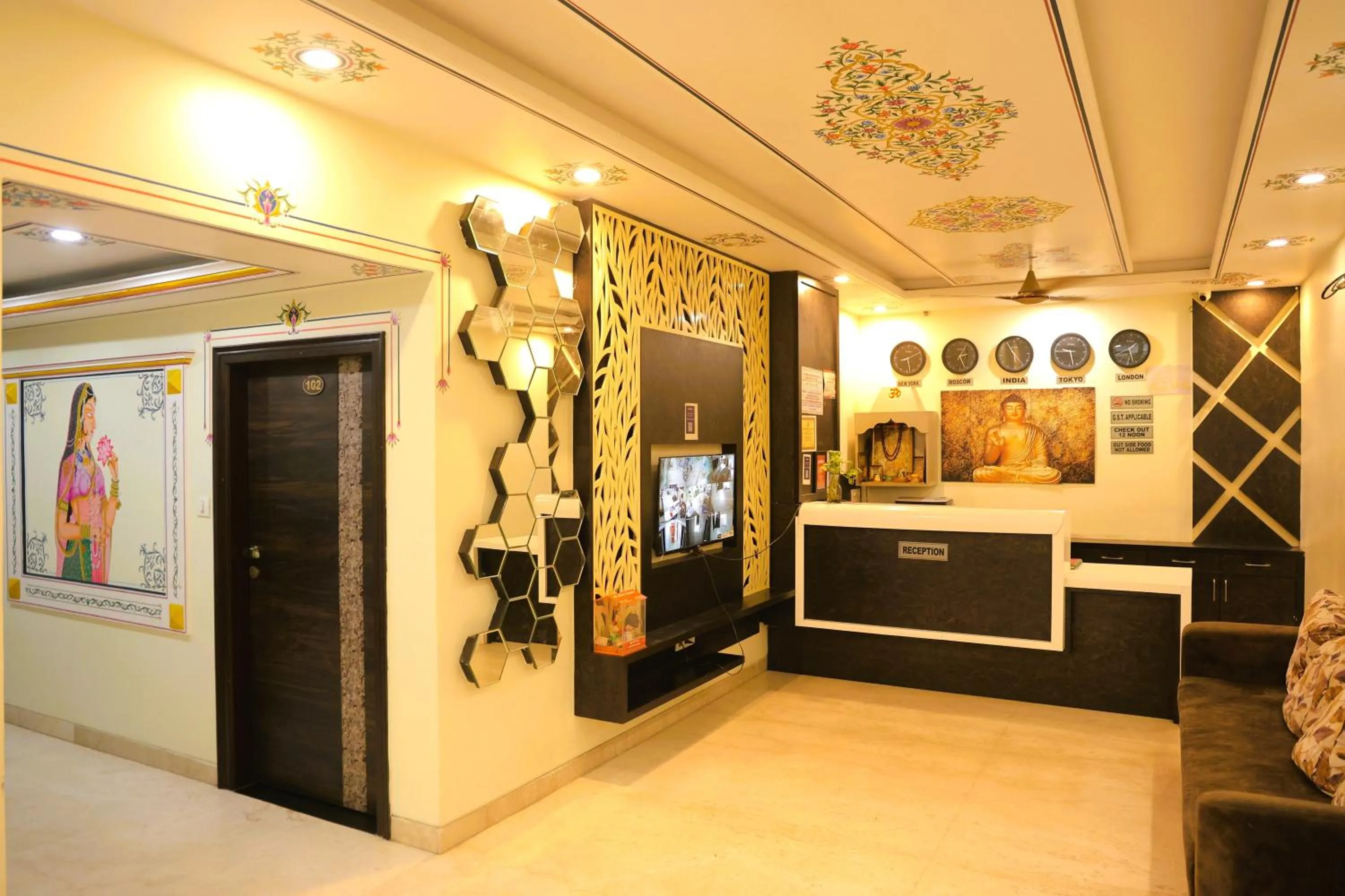 Lobby or reception in Hotel Pulse Inn- Near Jaipur Railway Station