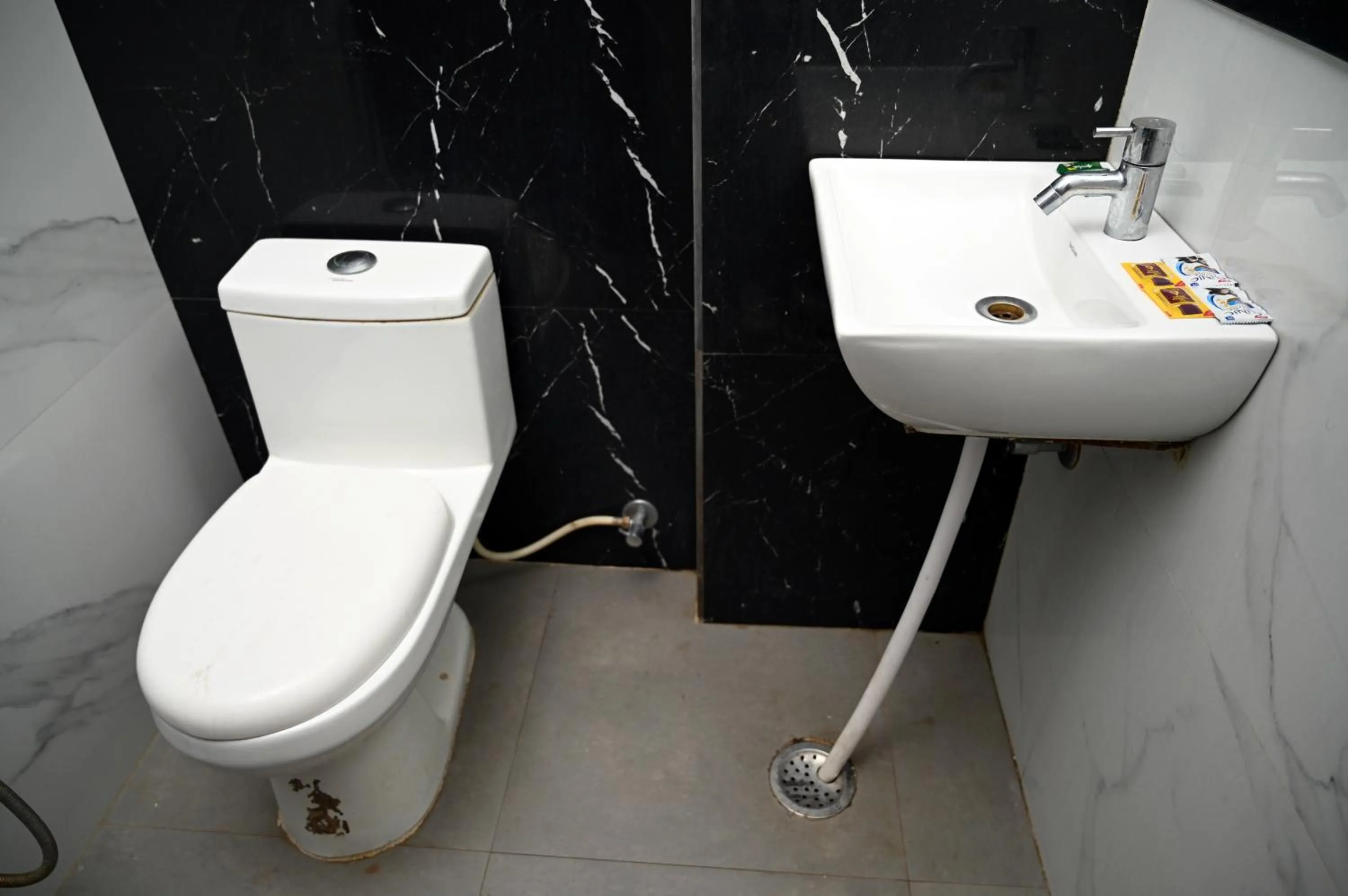 Toilet in Hotel Pulse Inn- Near Jaipur Railway Station