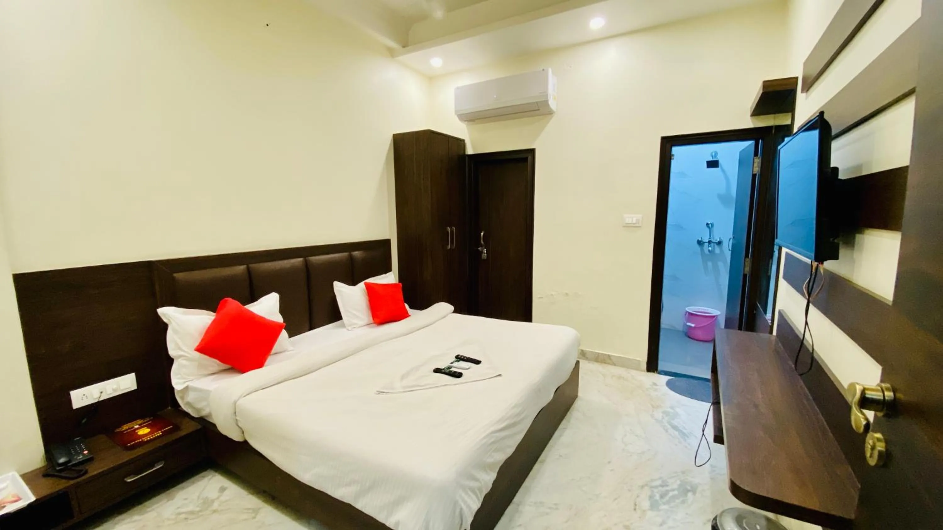 Communal lounge/ TV room, Bed in Hotel Pulse Inn- Near Jaipur Railway Station