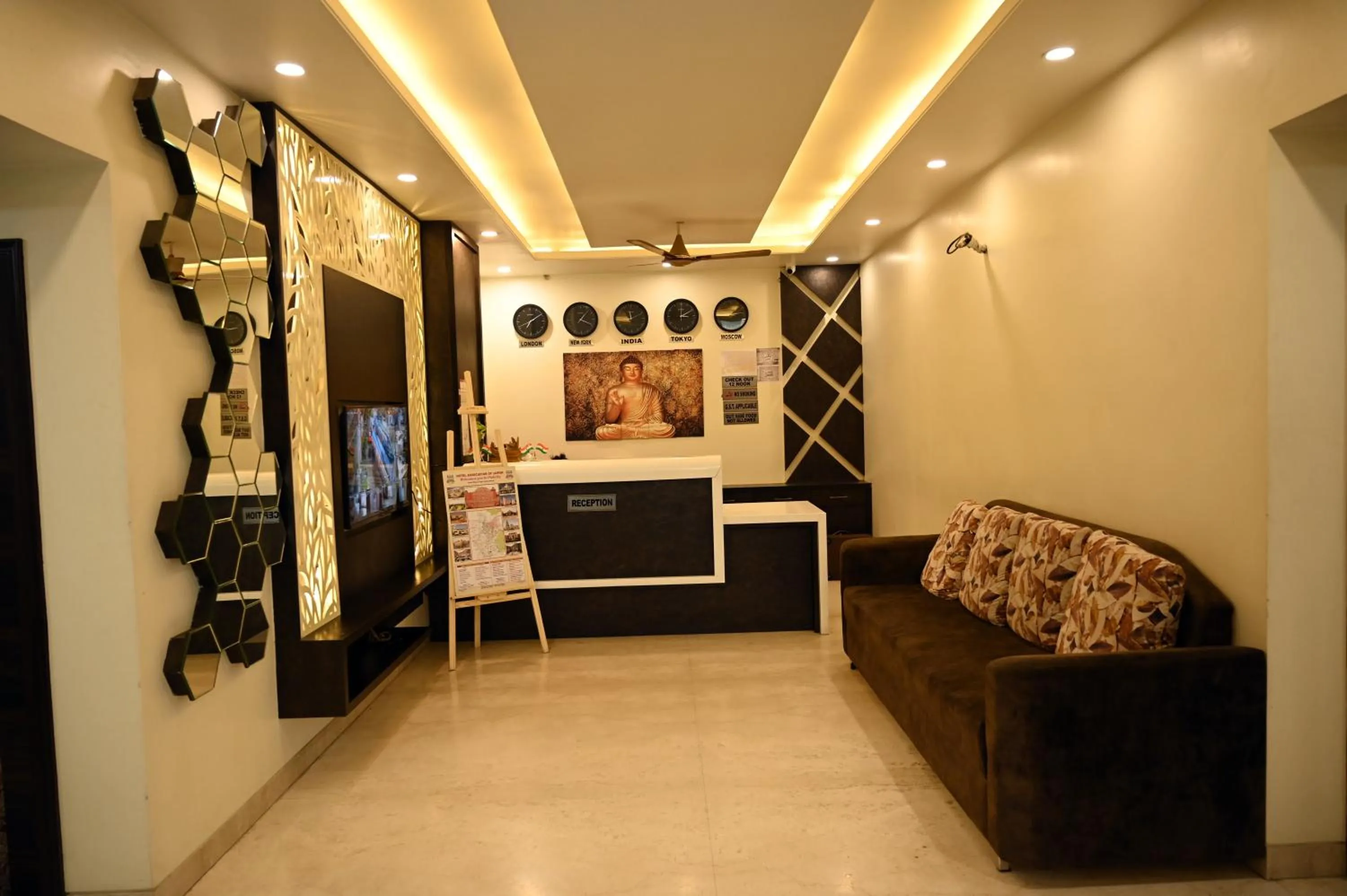TV and multimedia in Hotel Pulse Inn- Near Jaipur Railway Station
