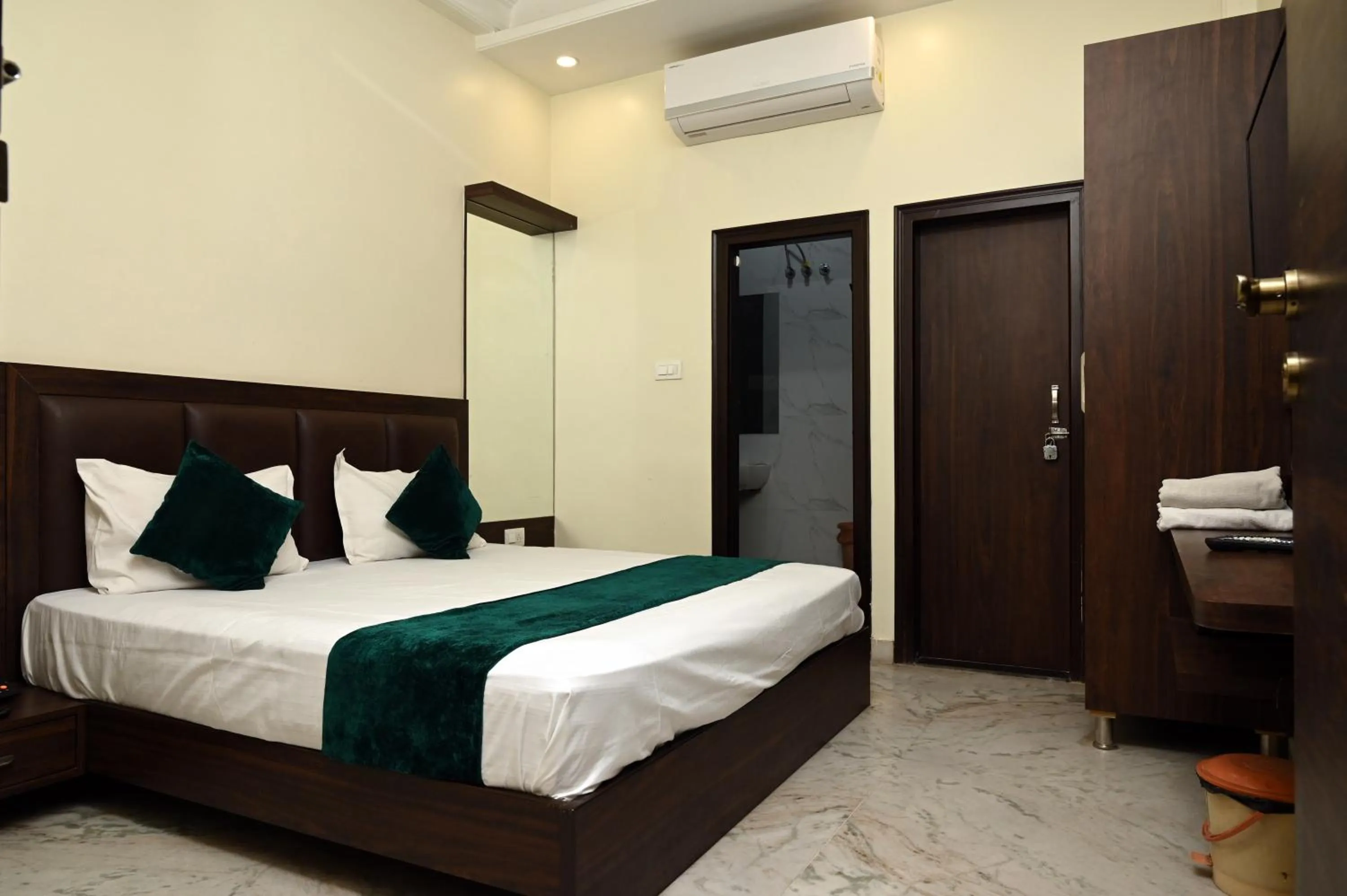 Bed in Hotel Pulse Inn- Near Jaipur Railway Station