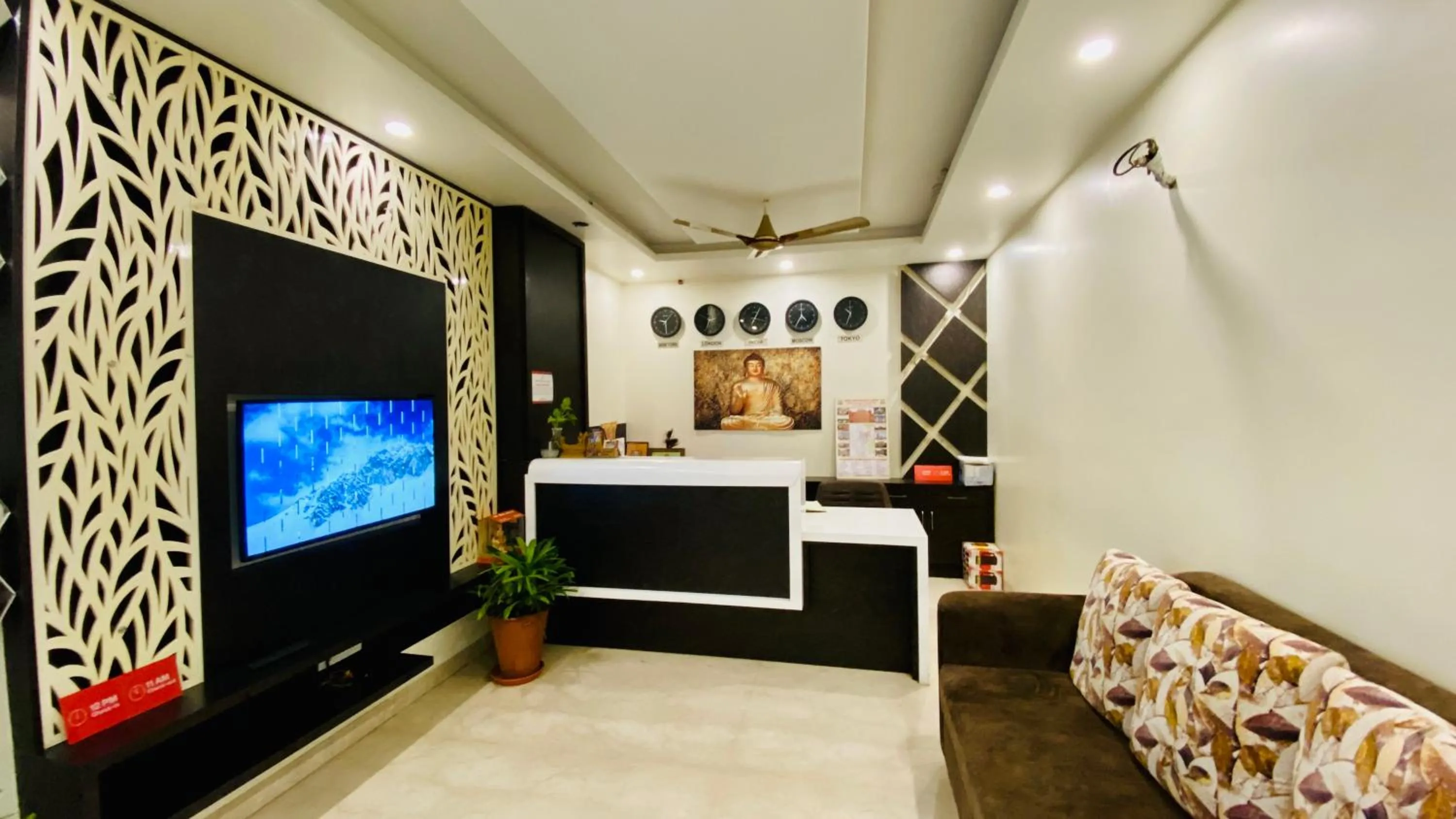 Communal lounge/ TV room in Hotel Pulse Inn- Near Jaipur Railway Station