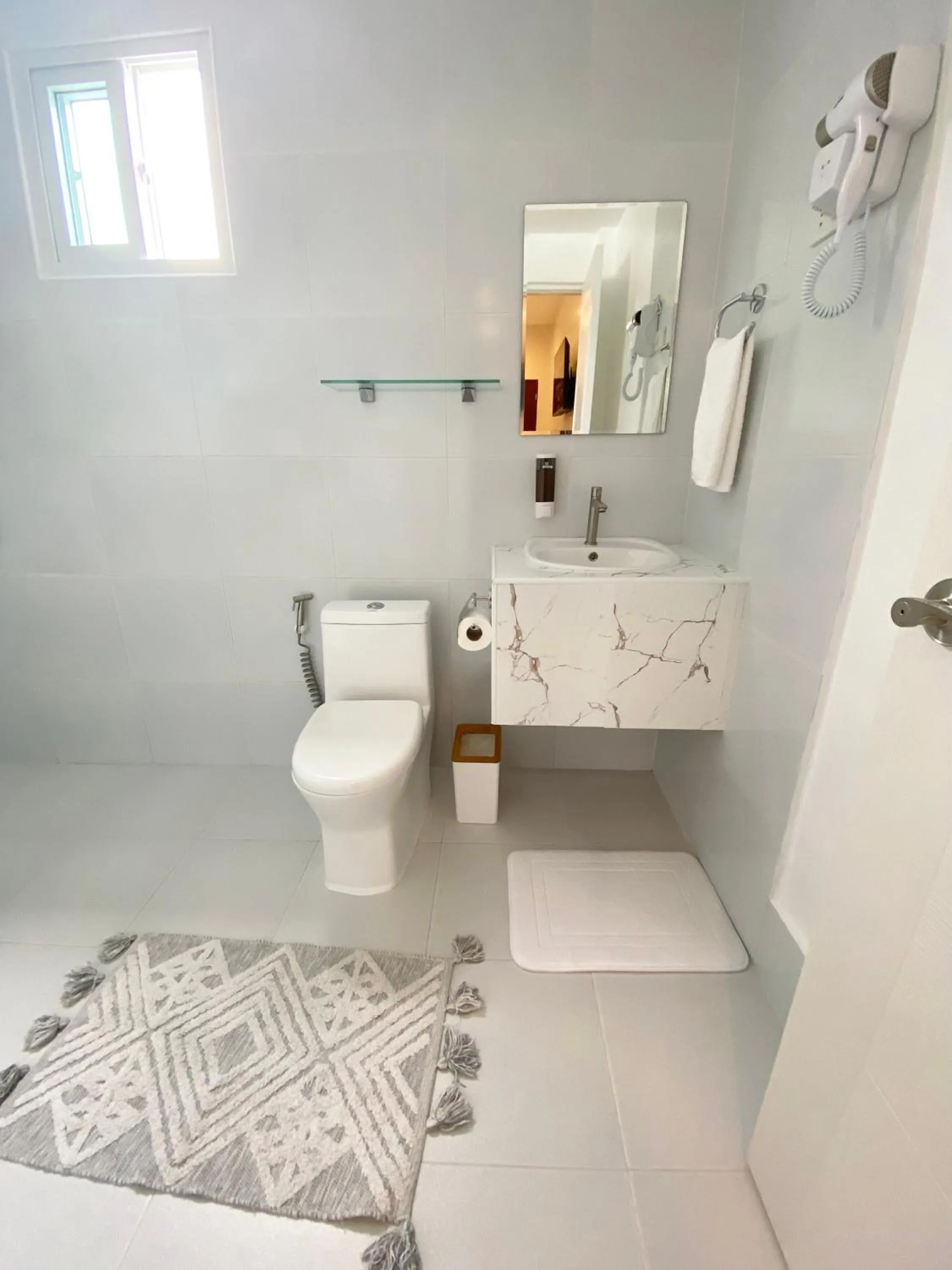 Shower in HARMAN SUITES Moalboal