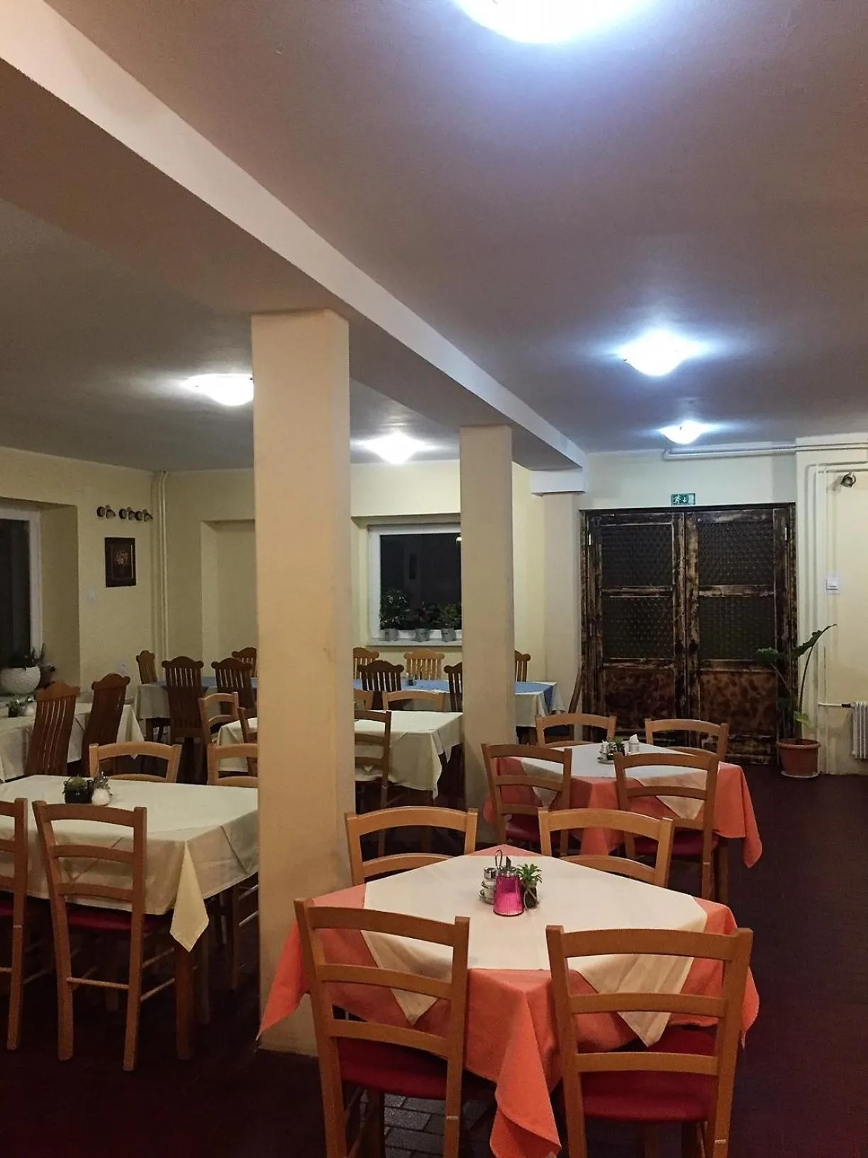 Restaurant/places to eat in Youth Hostel Nika
