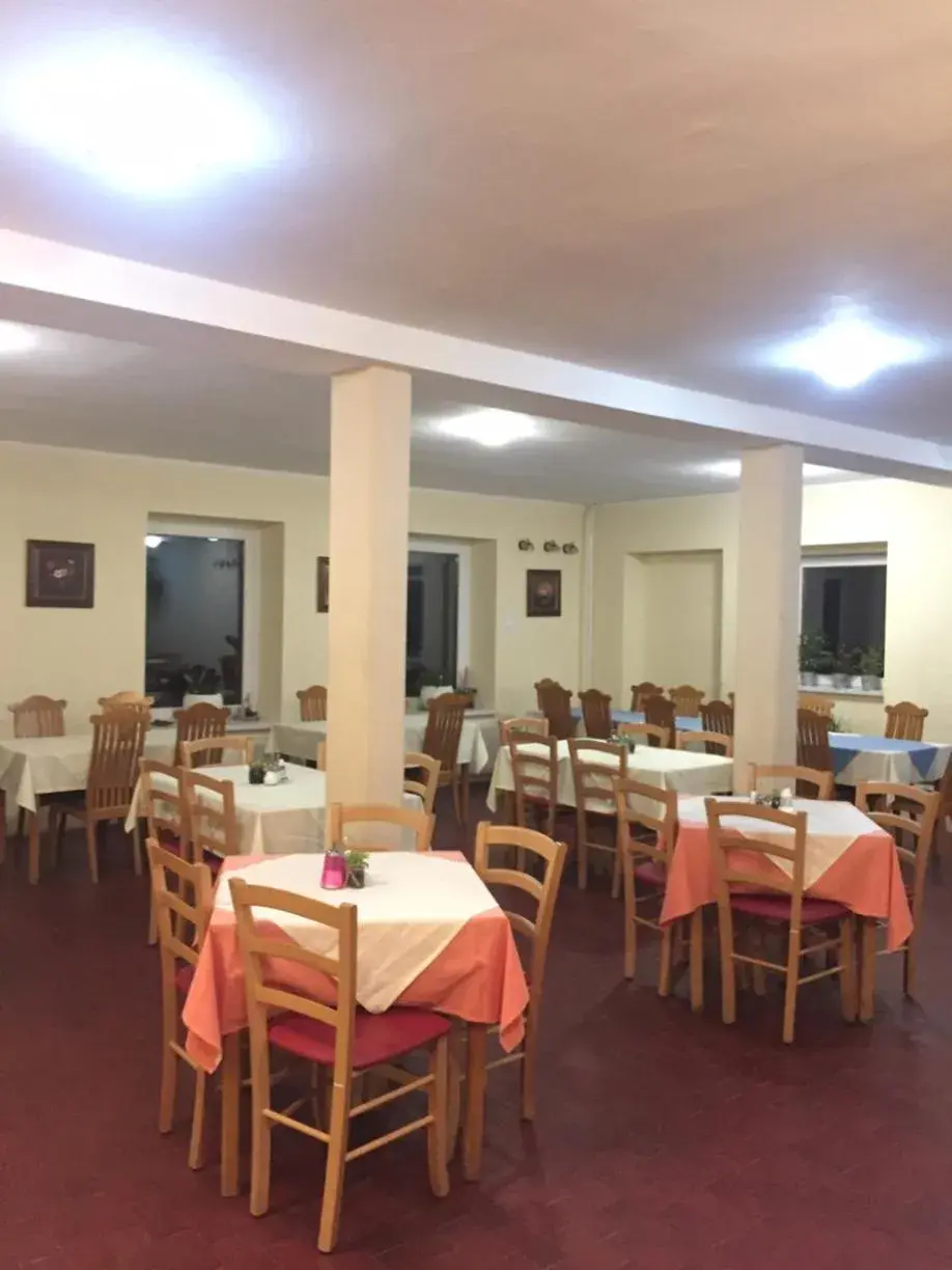 Quadruple Room with Shared Bathroom - single occupancy in Youth Hostel Nika Quadruple Room with Shared Bathroom - single occupancy in Youth Hostel Nika