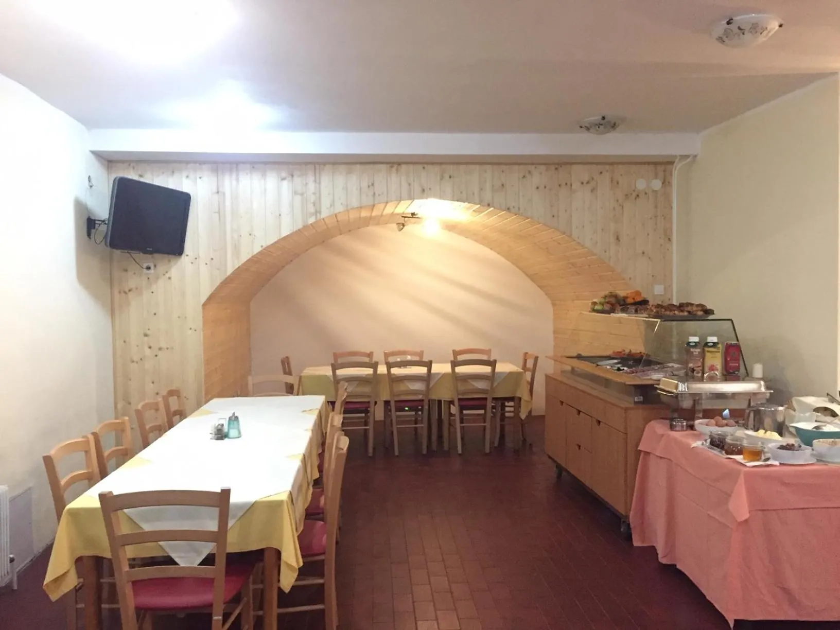 Restaurant/places to eat in Youth Hostel Nika