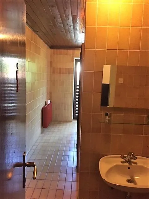 Bathroom in Youth Hostel Nika