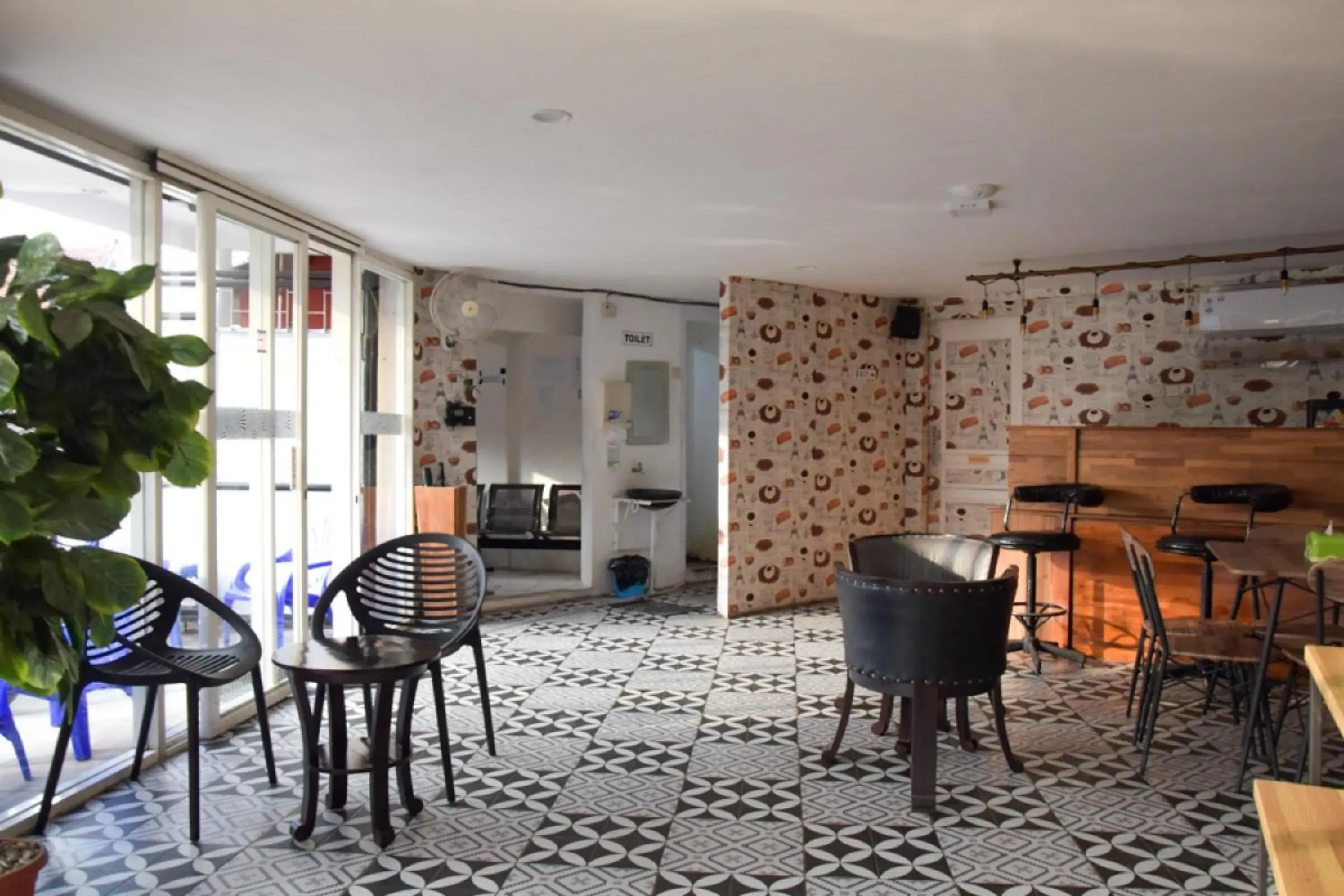 Living room in RedDoorz near Pelabuhan Tanjung Perak 2 Surabaya Living room in RedDoorz near Pelabuhan Tanjung Perak 2 Surabaya